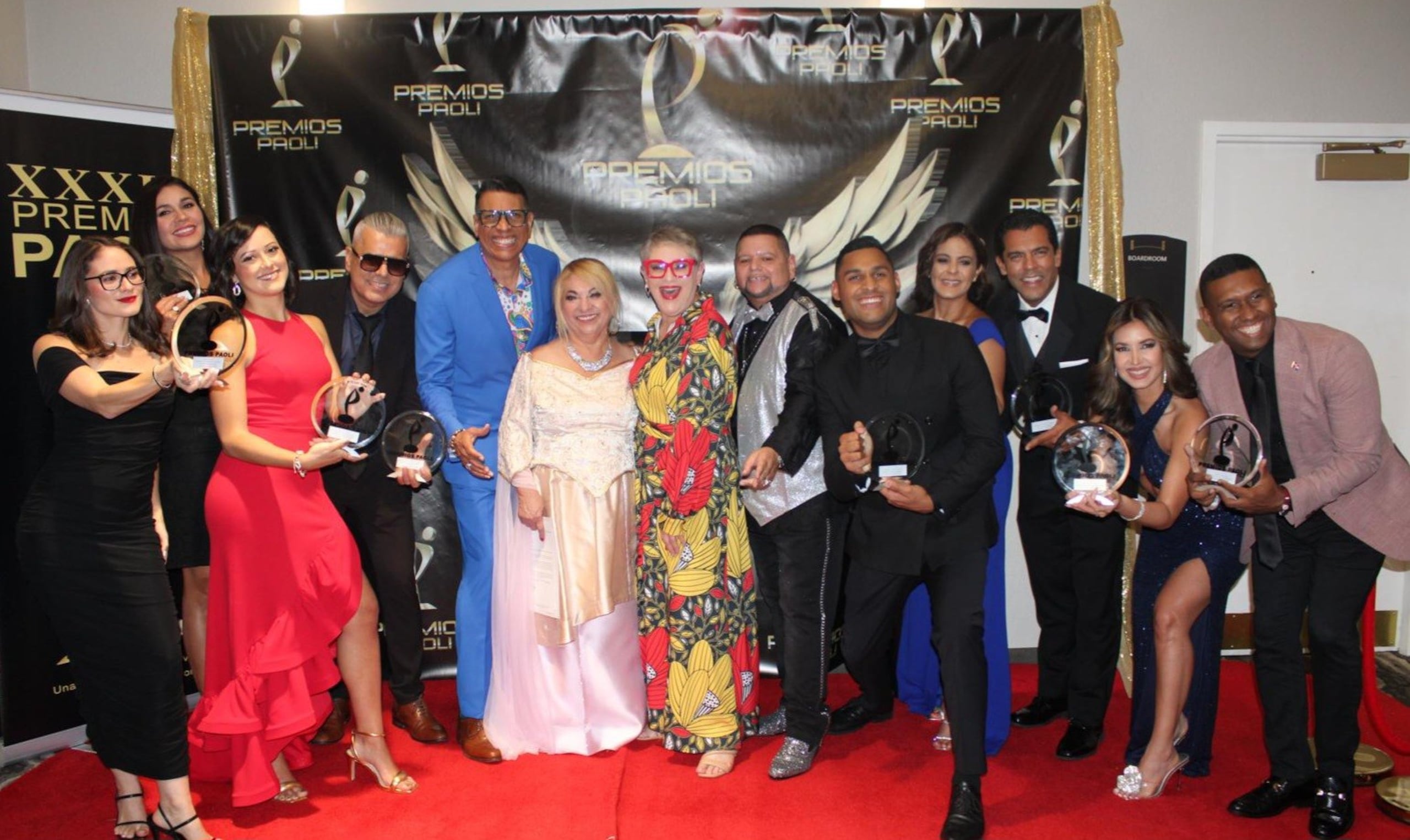 De izquietda a derecha, Camille Cruz, Farah Paret, Jarymar Colón Díaz, Fito Espinola, Marcos Malory, Eva Vargas, presidenta de los Premios Paoli; Yasmín Mejías, Kandelo, José Frank Ogando, Iris Delgado, Carlos Rausseo, Jeniffer Chang y Edwin Díaz González.