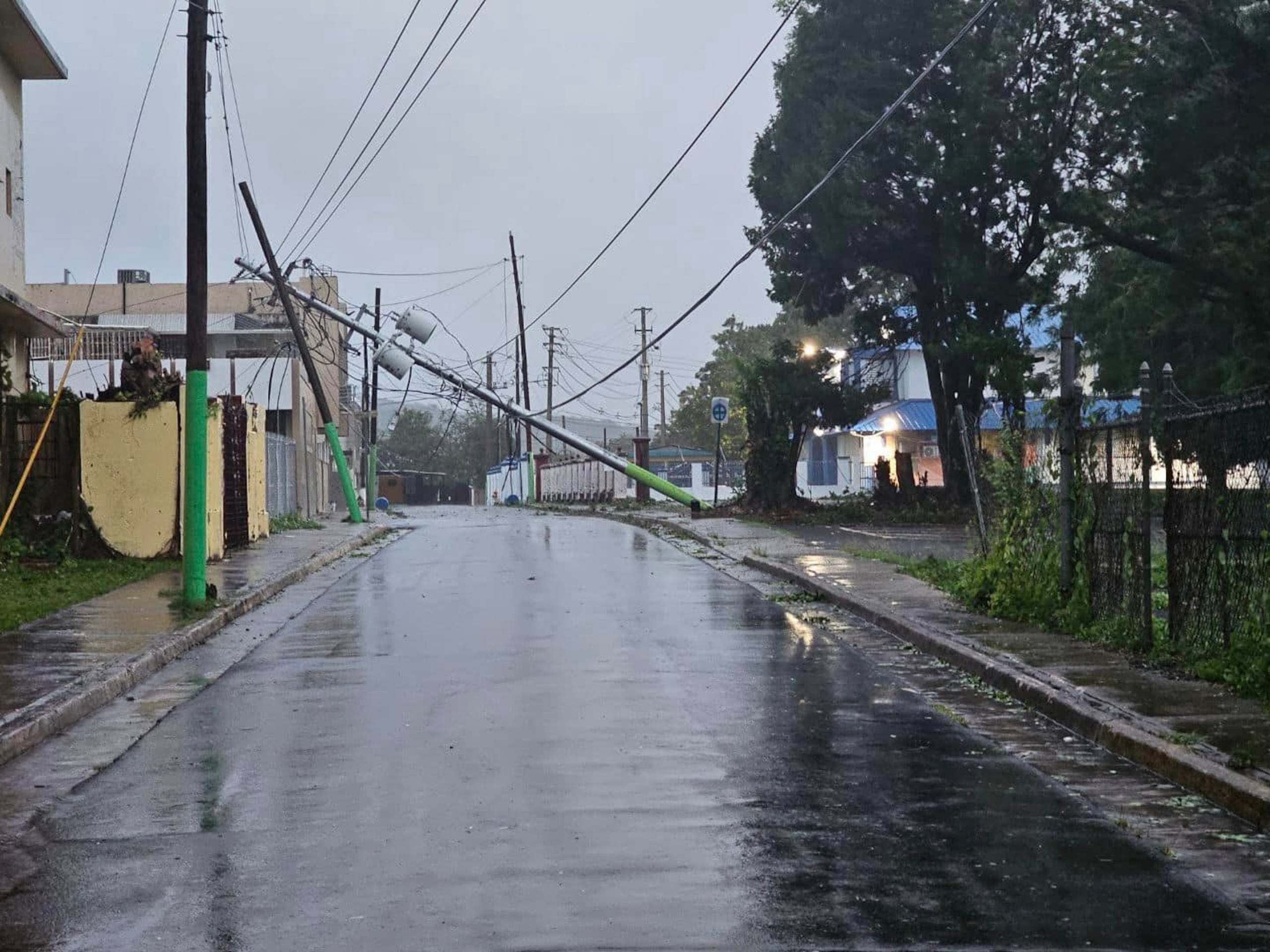 En Fajardo, múltiples cables del tendido eléctrico que quedaron en el suelo luego del paso de la tormenta Ernesto.