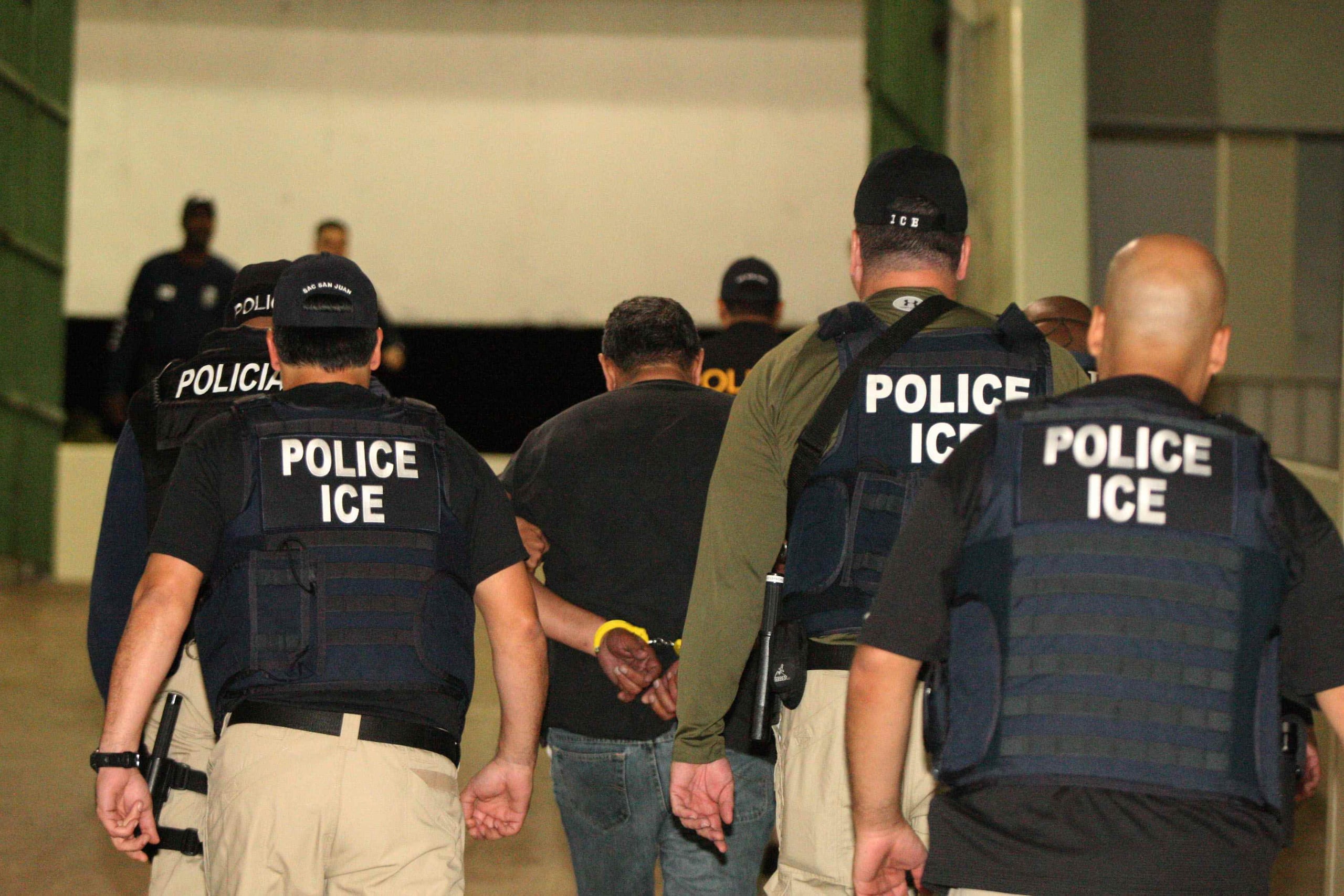 Los individuos fueron entregados a personal del Servicio de Inmigración y Control de Aduanas (ICE). (Archivo / GFR Media)