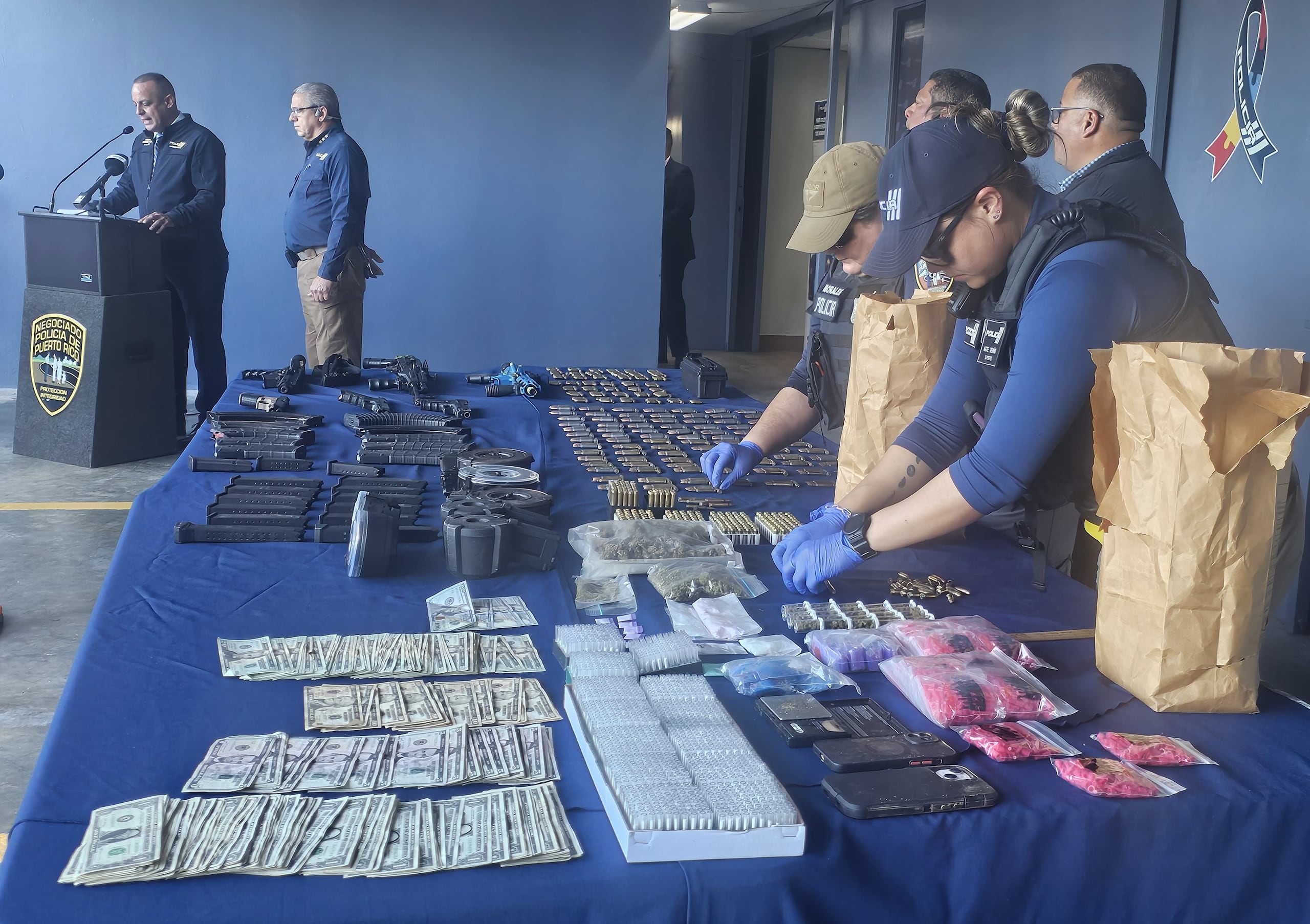 Dos hombres que transitaban en un vehículo hurtado mediante "carjacking" fueron arrestados en Río Grande, a quienes le ocuparon seis armas ilegales, drogas, cargadores y balas.