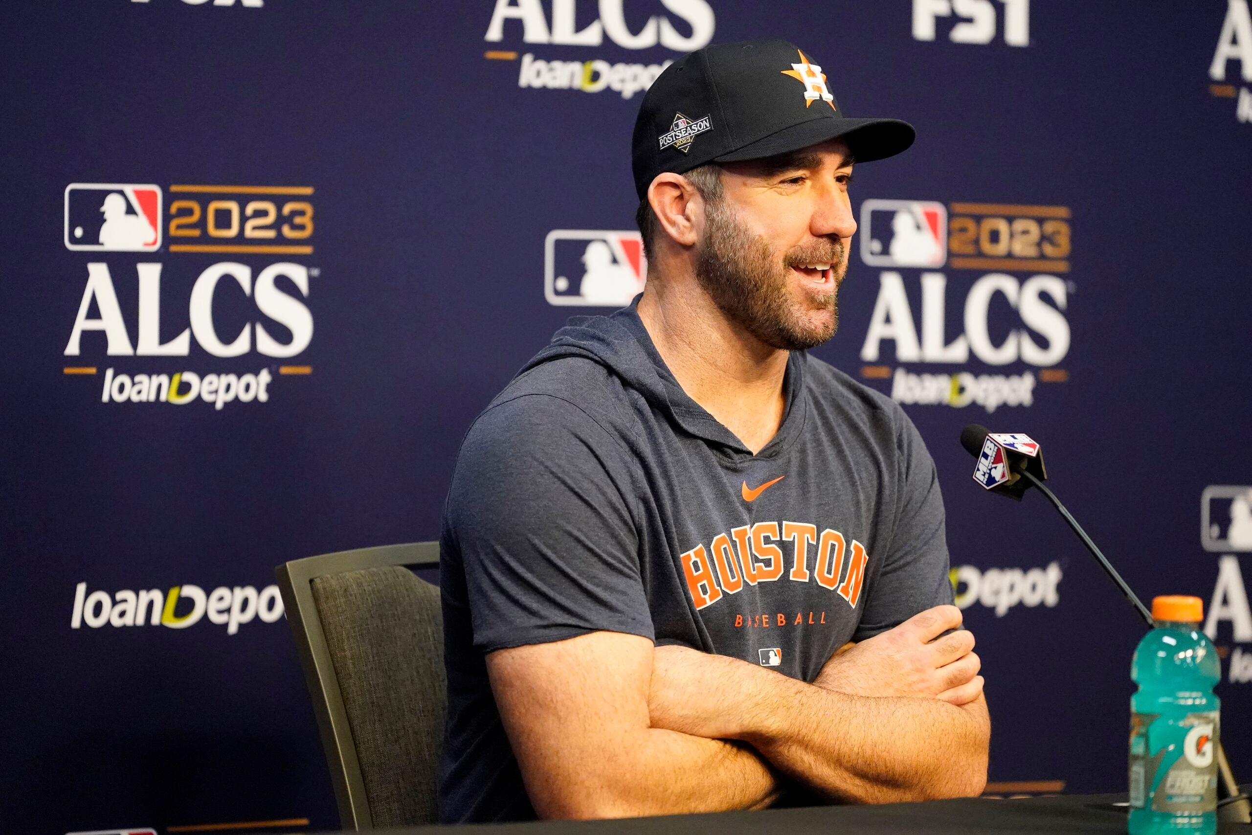 Justin Verlander, abridor de los Astros de Houston, responde en una conferencia de prensa previa al partido del juego de hoy domingo.