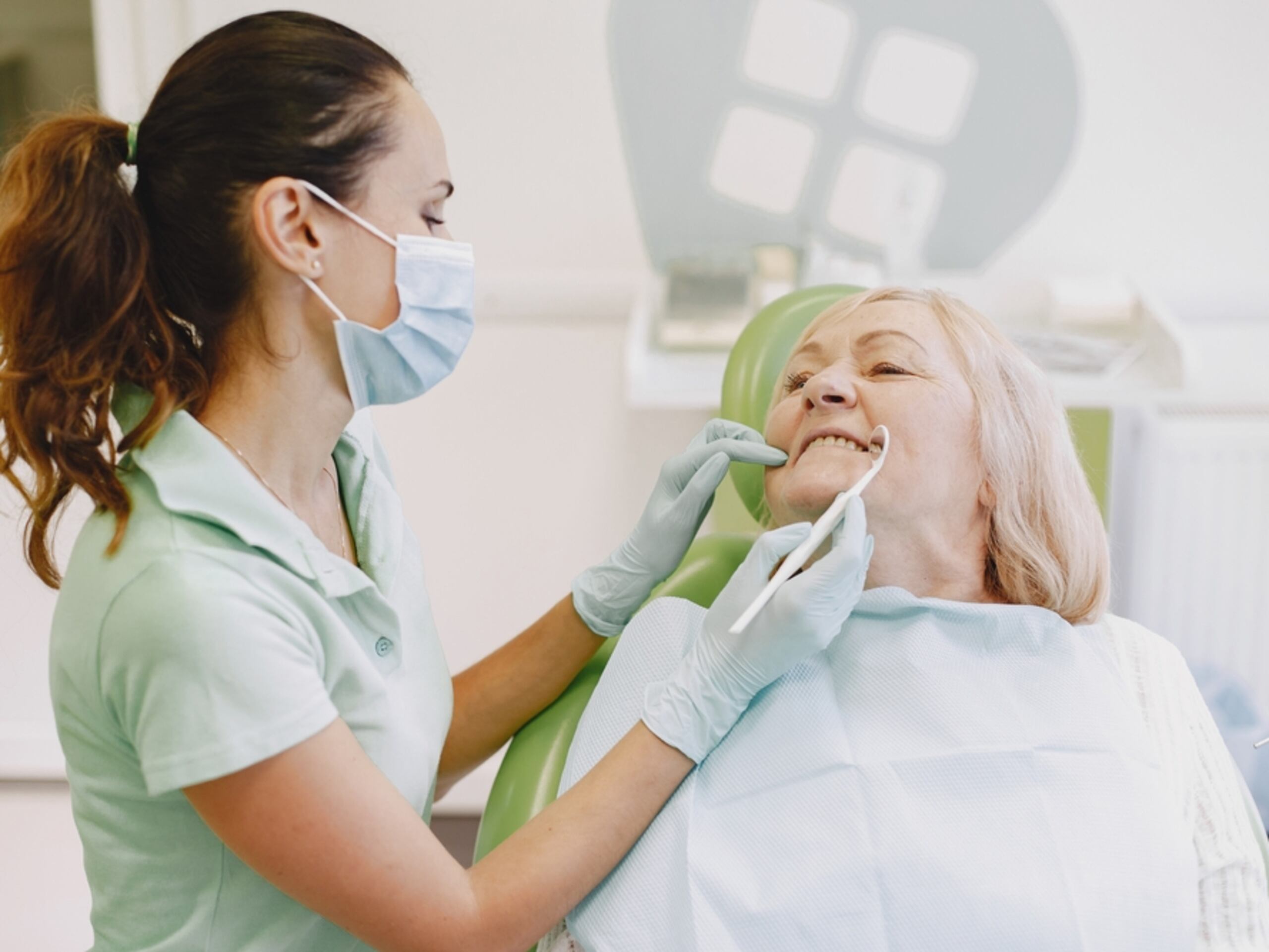 Cuando la saliva se torna más ácida, puede causar erosión del esmalte de los dientes por tanta sensibilidad, caries y manchas.