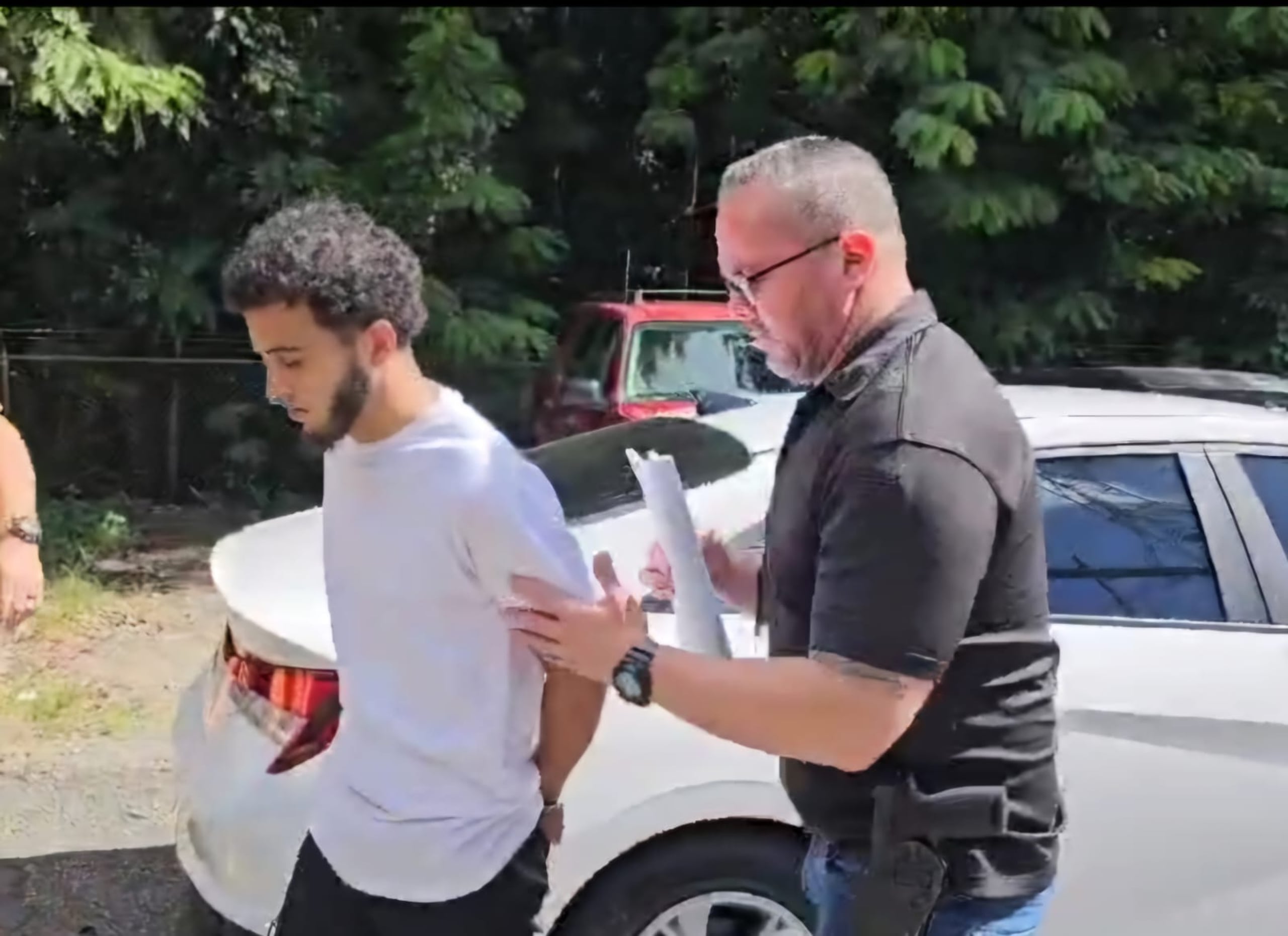 Contra Rafael Román Valentín, alias "Peka", de 22 años, pesaba una orden de arresto por cargos de secuestro de un menor y violaciones a la Ley de Armas.