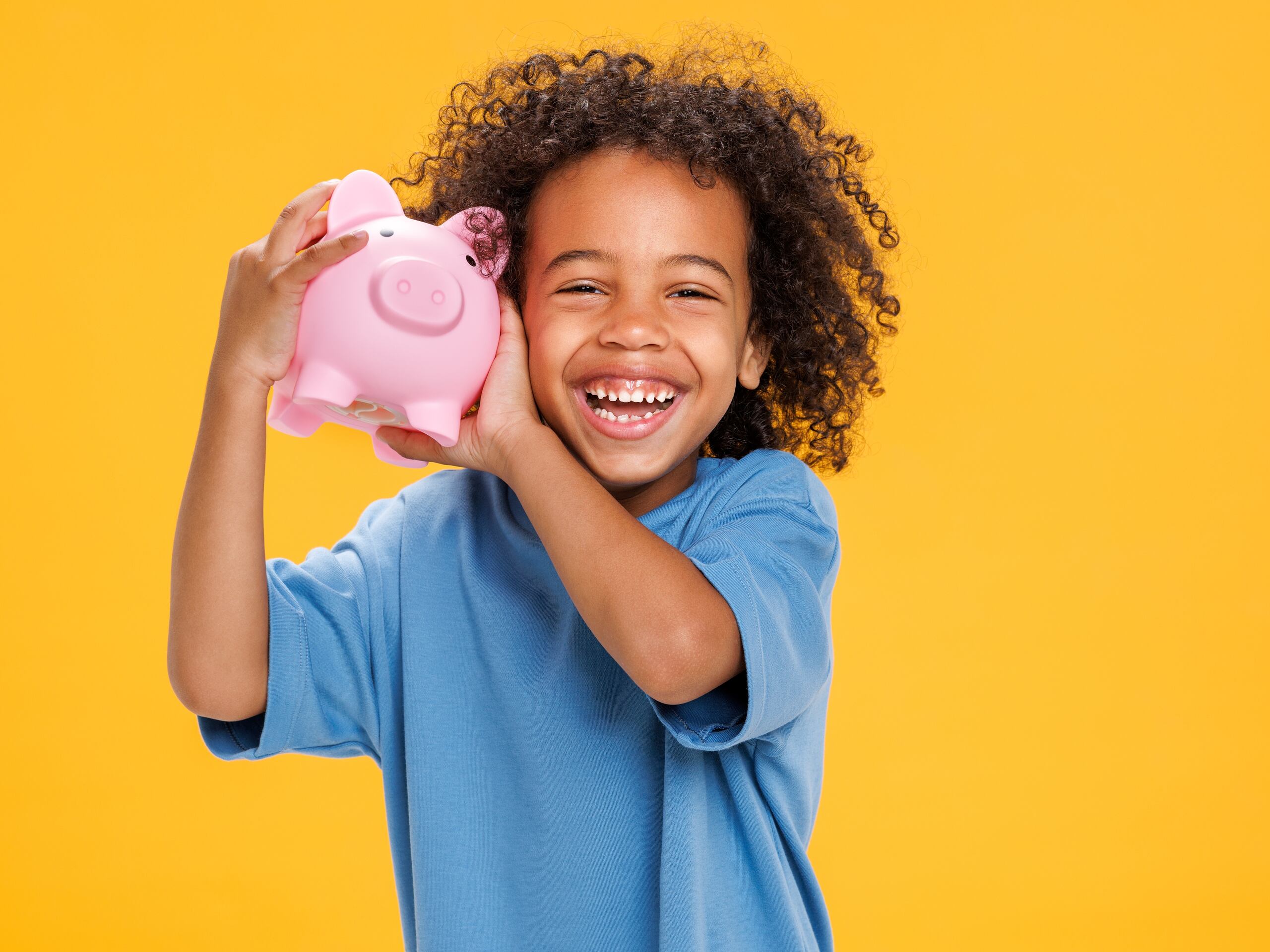 A los niños les puedes enseñar conceptos básicos como el ahorro, usando las famosas alcancías.