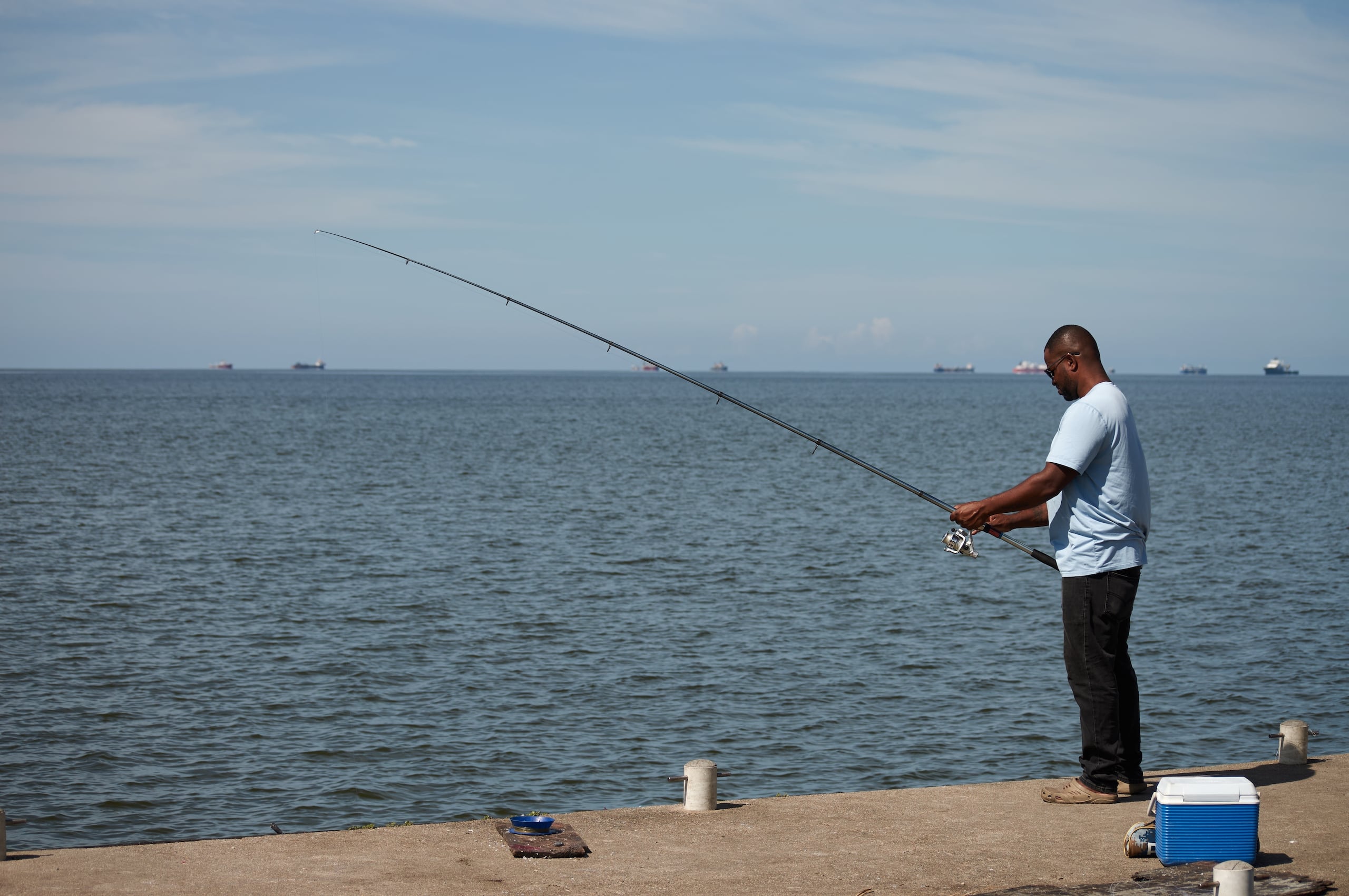Venezuela se encuentra a unos cuantos kilómetros (millas) de distancia de Trinidad, donde la gente de una comunidad costera está de luto por la desaparición de dos pescadores locales que se cree que murieron el martes en un ataque estadounidense.