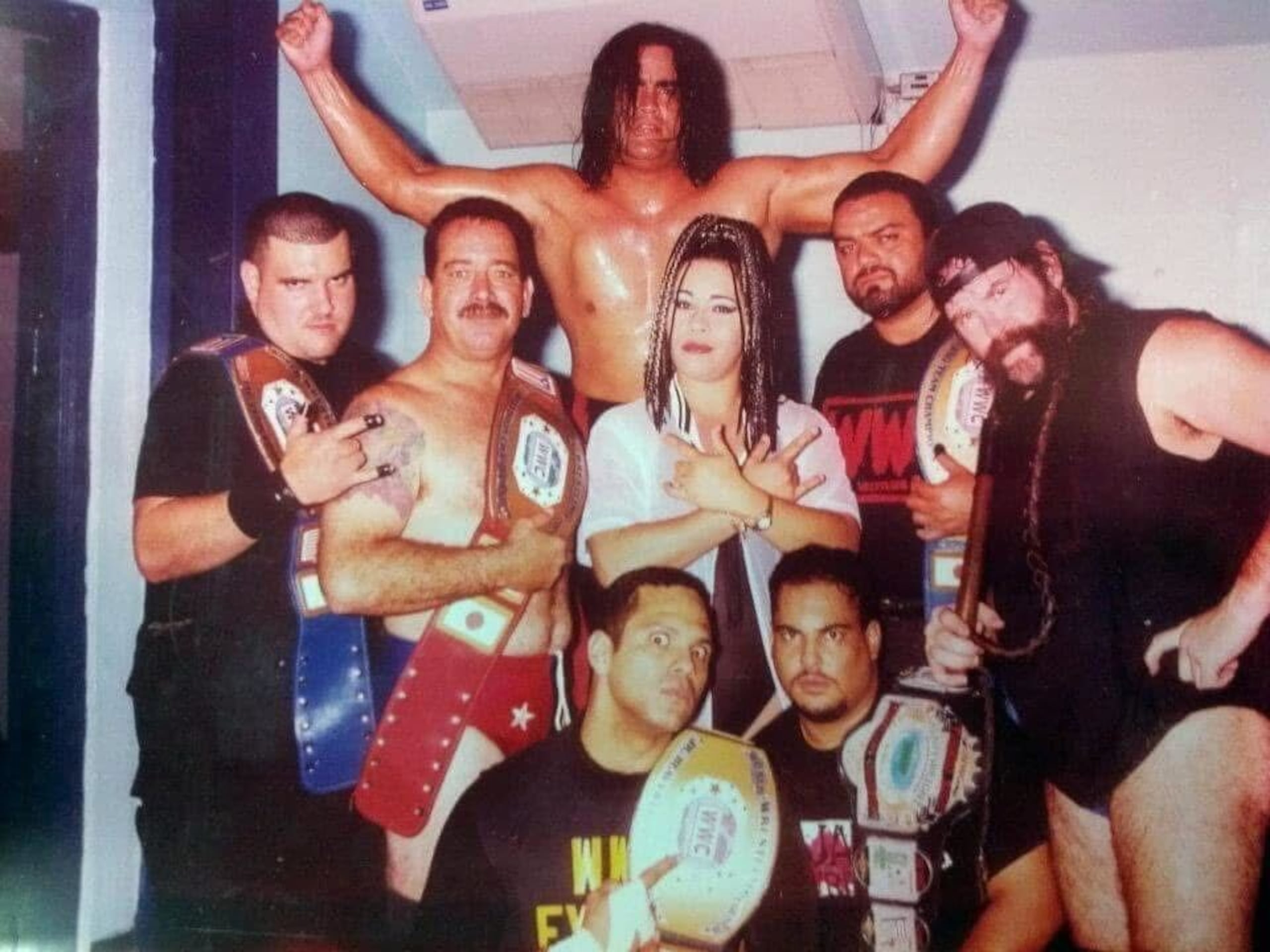 "La Familia del Milenio" posa para una foto a finales de la década de los 90.