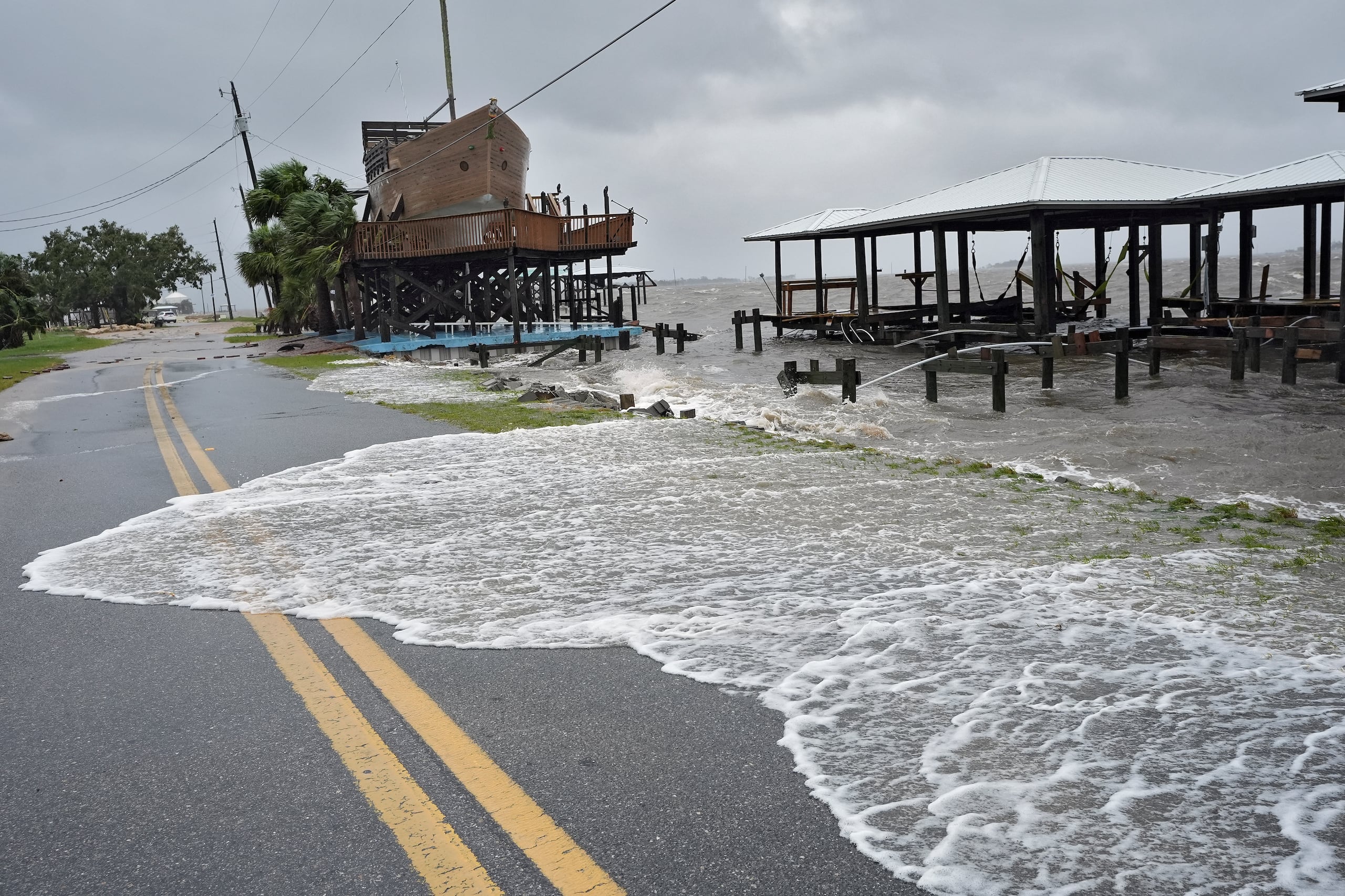 Agua llega a la carretera desde un pequeño muelle tras la llegada del huracán Debby, el lunes 5 de agosto de 2024, en Horseshoe Beach, Florida. (AP Foto/Christopher O'Meara)