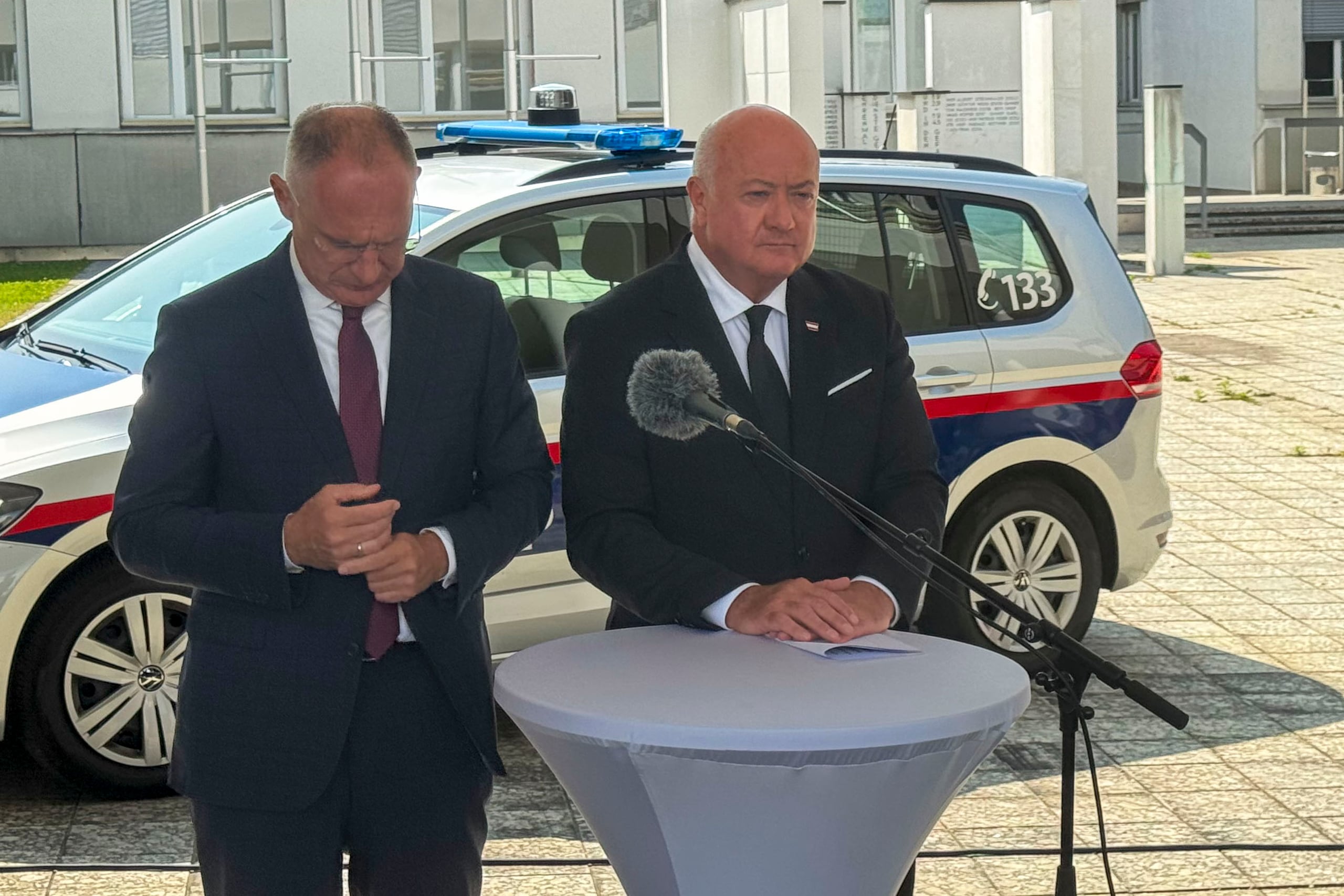 El ministro austriaco del Interior, Gerhard Karner y el gobernador de Estiria, Christian Stocker, decretaron tres días de luto nacional tras la tragedia.