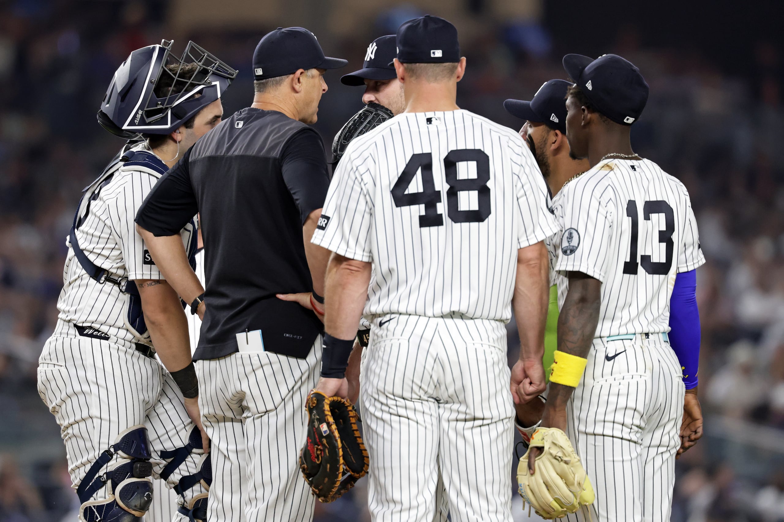 El mánager de los Yankees de Nueva York, Aaron Boone, conversa con Gerrit Cole durante la séptima entrada de un partido de béisbol contra los Dodgers de Los Ángeles.