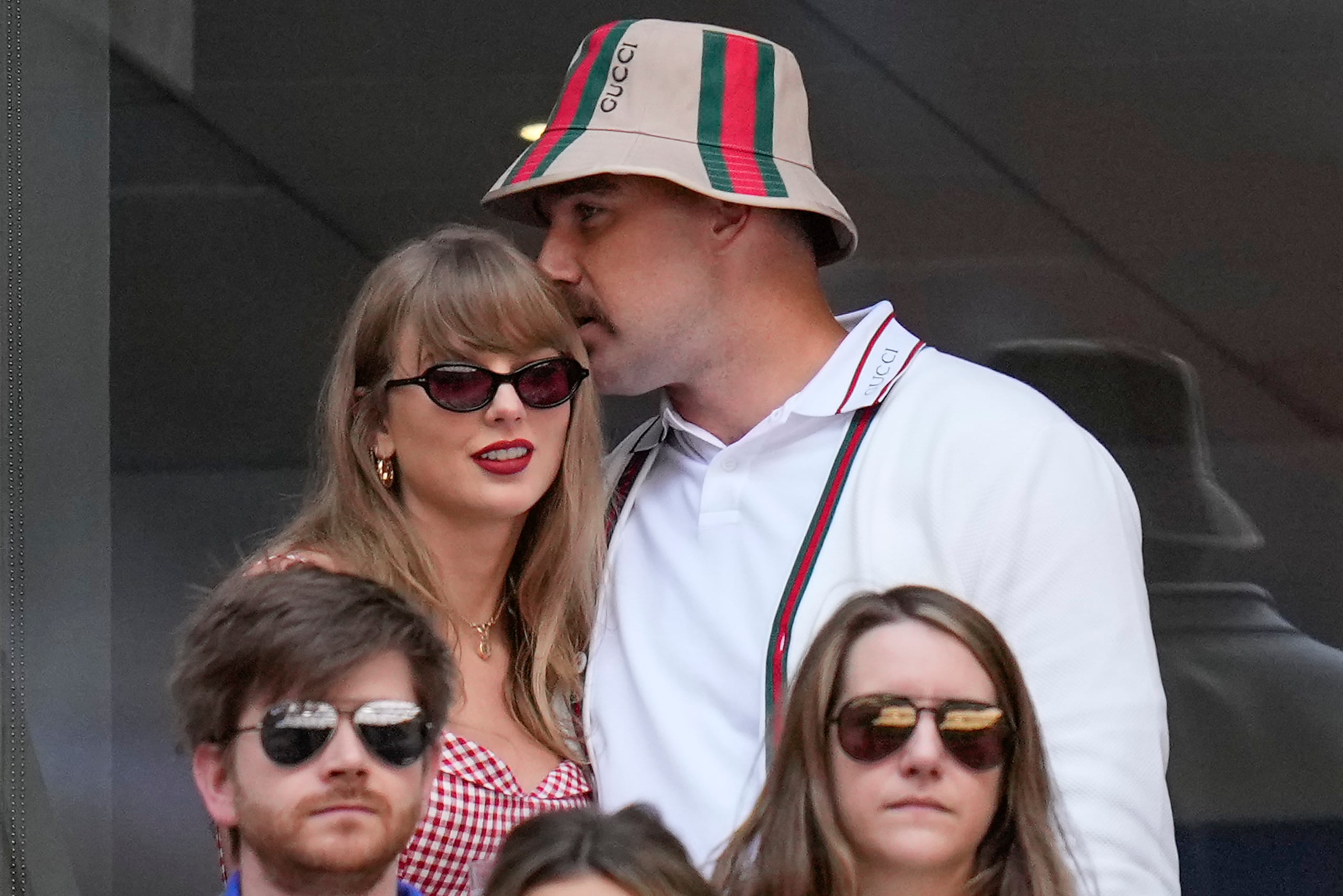 Taylor Swift y Travis Kielce observan el partido entre Jannik Sinner, de Italia, y Taylor Fritz, de Estados Unidos, durante la final individual masculina del campeonato de tenis del Abierto de Estados Unidos.