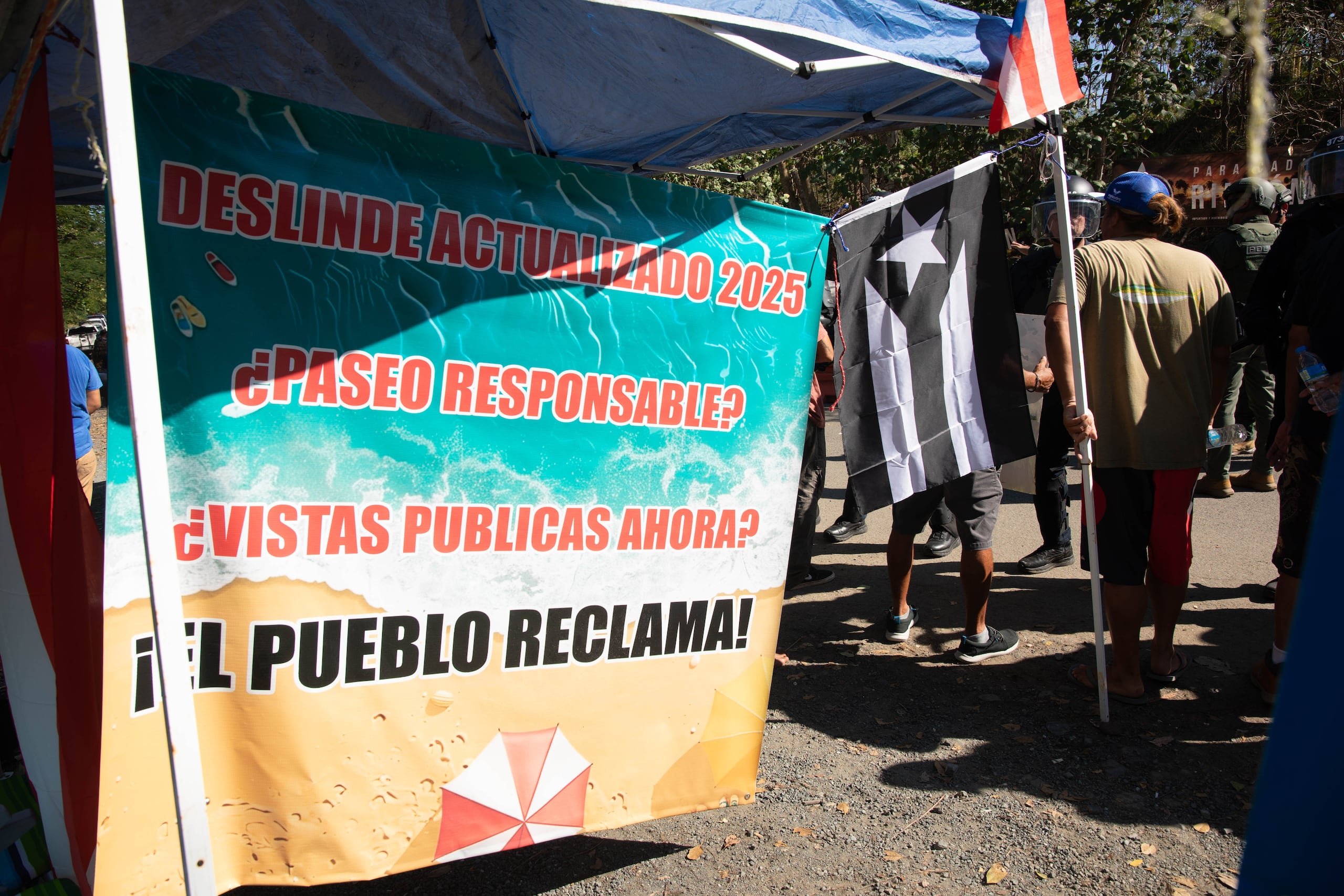 Entre los reclamos de los manifestantes figura el que se lleve a cabo un deslinde en la zona.