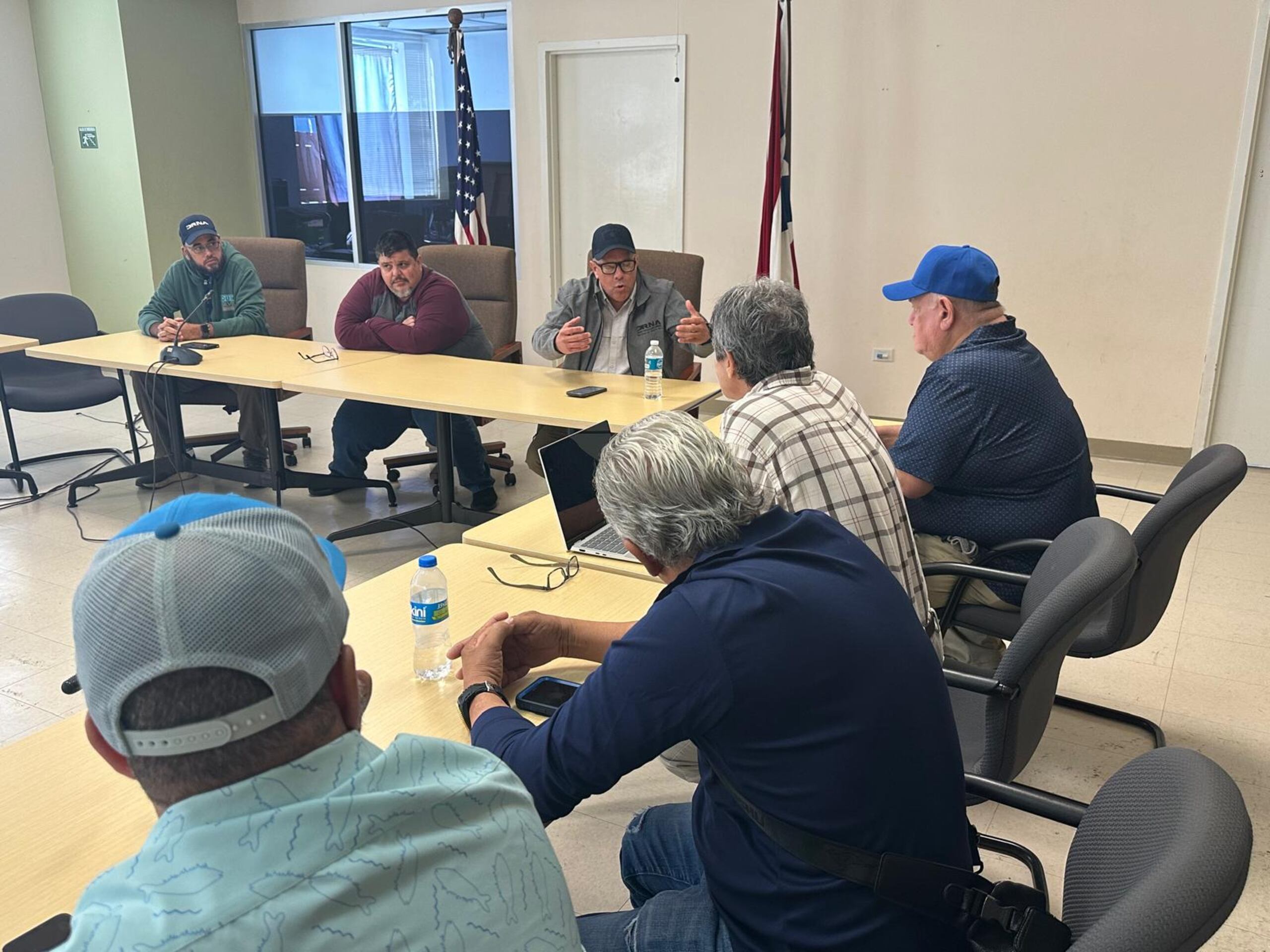 El comisionado de vigilantes del DRNA, Nelson Cruz, atendió a los líderes.