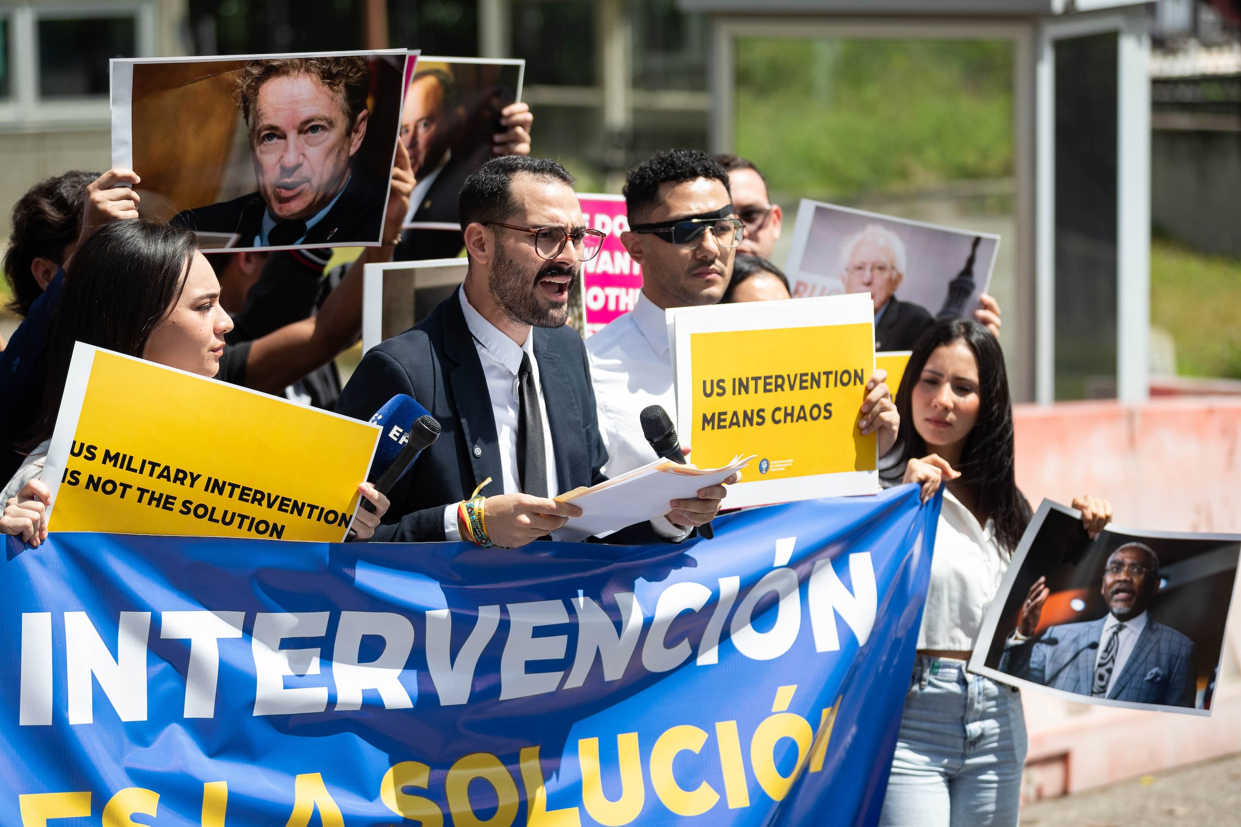 El abogado y presidente del Centro Venezolano de Jóvenes para la Democracia, Gabriel Cabrera, habla durante una protesta frente a la Embajada de los Estados Unidos este lunes, en Caracas (Venezuela). EFE/ Ronald Peña R
