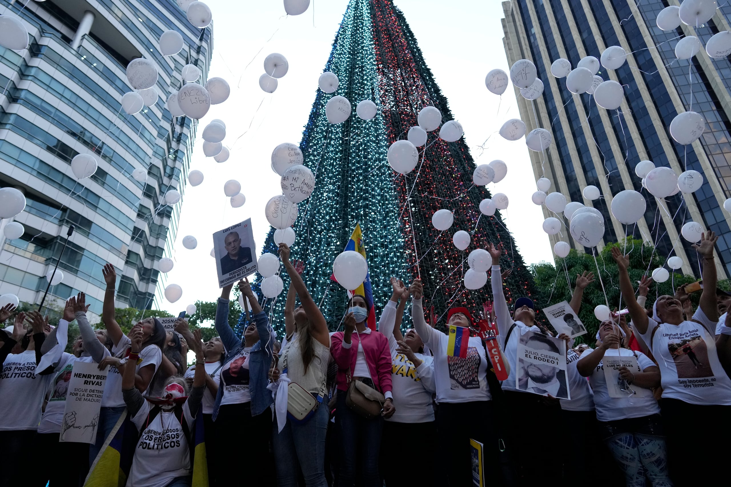 Manifestantes y familiares de detenidos lanzan globos durante una vigilia para pedir la libertad de los detenidos tras las polémicas elecciones presidenciales del 28 de julio, en Caracas, Venezuela, el domingo 1 de diciembre de 2024. (Foto AP/Ariana Cubillos)