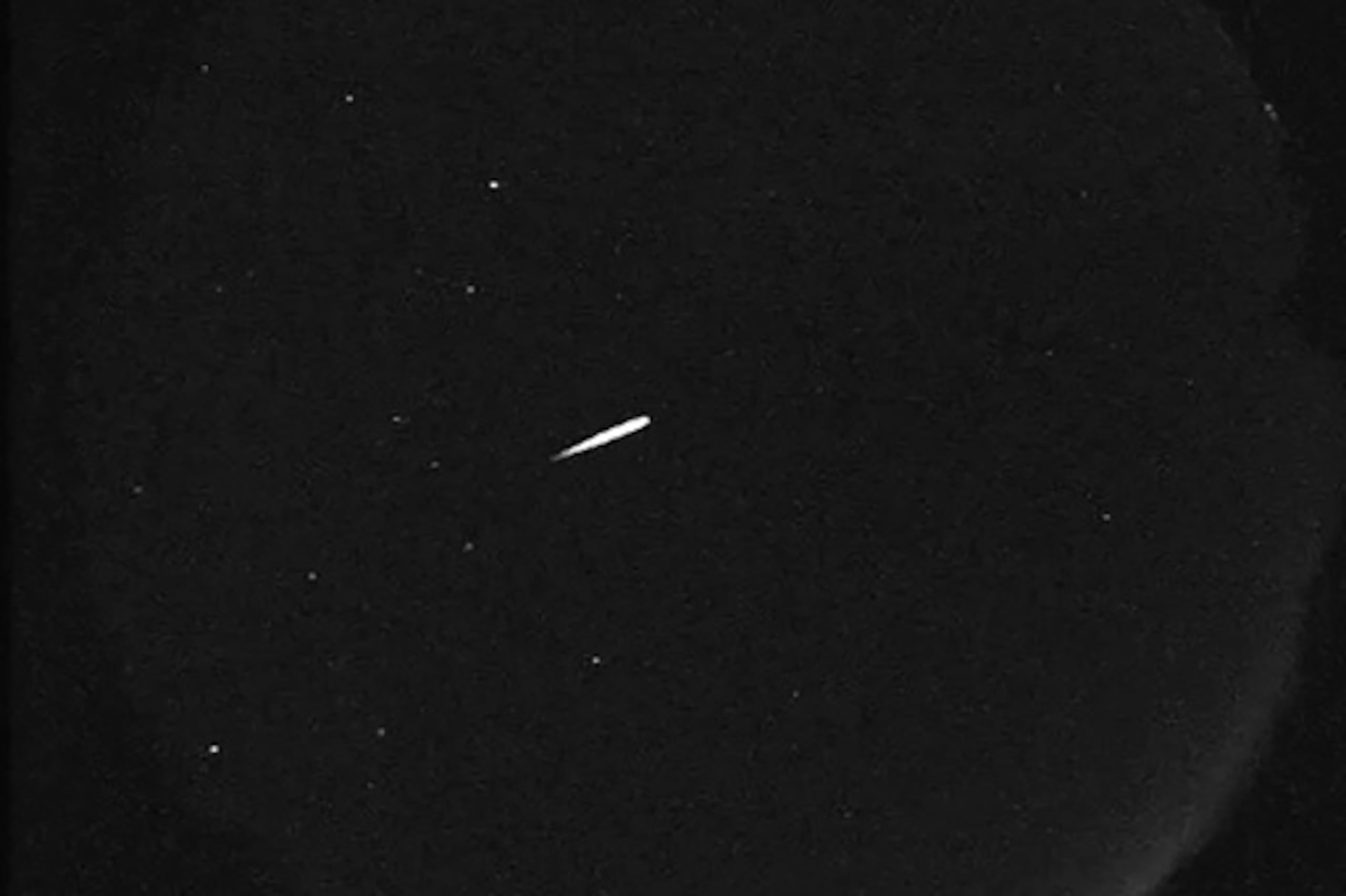 ARCHIVO - Esta fotografía, facilitada por la NASA, muestra un meteoro de la lluvia de Oriónidas el 13 de octubre de 2015. (Laboratorio de Propulsión a Chorro/NASA vía AP, archivo)
