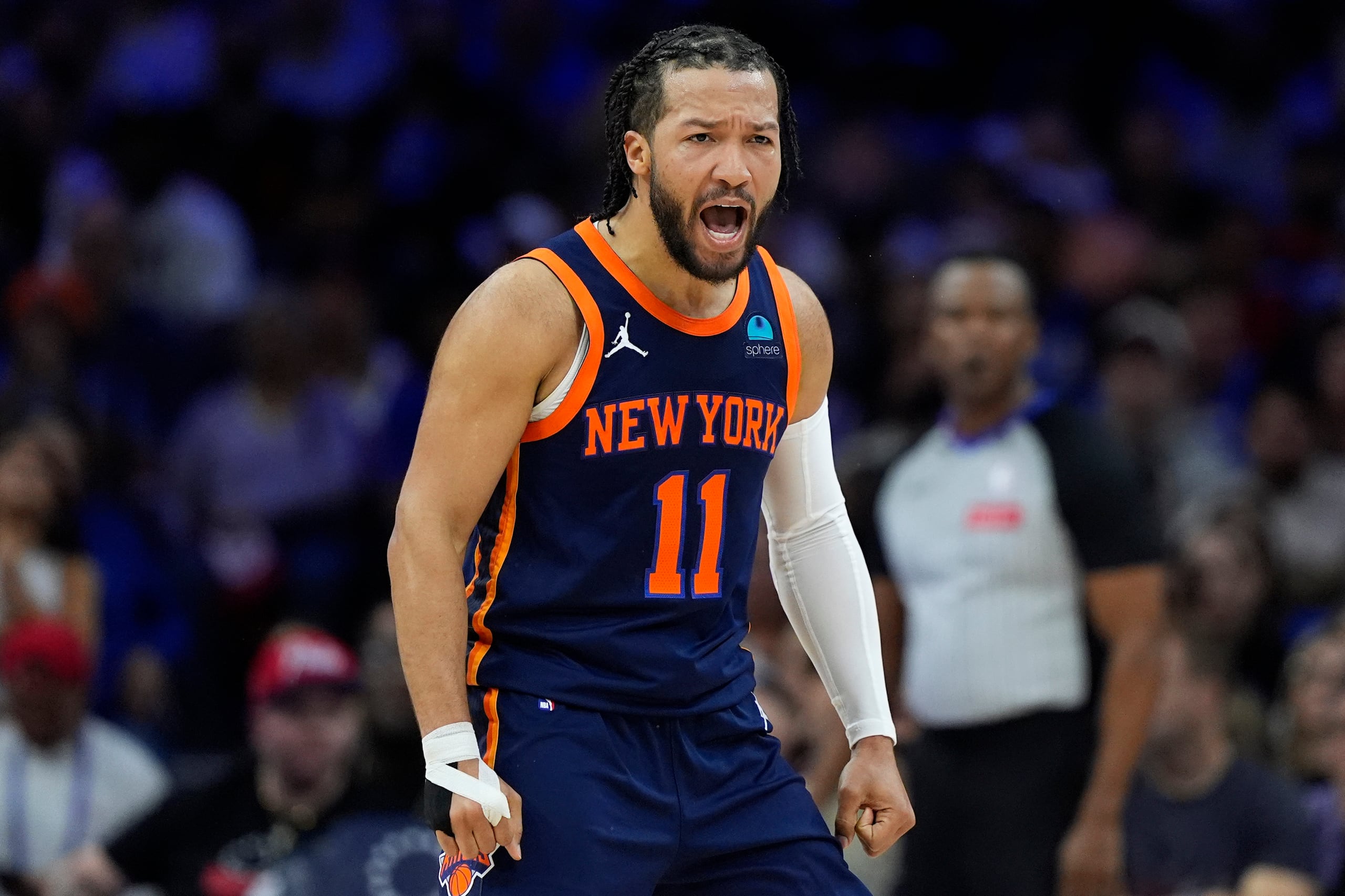 Jalen Brunson reacciona durante la acción del partido en Filadelfia.