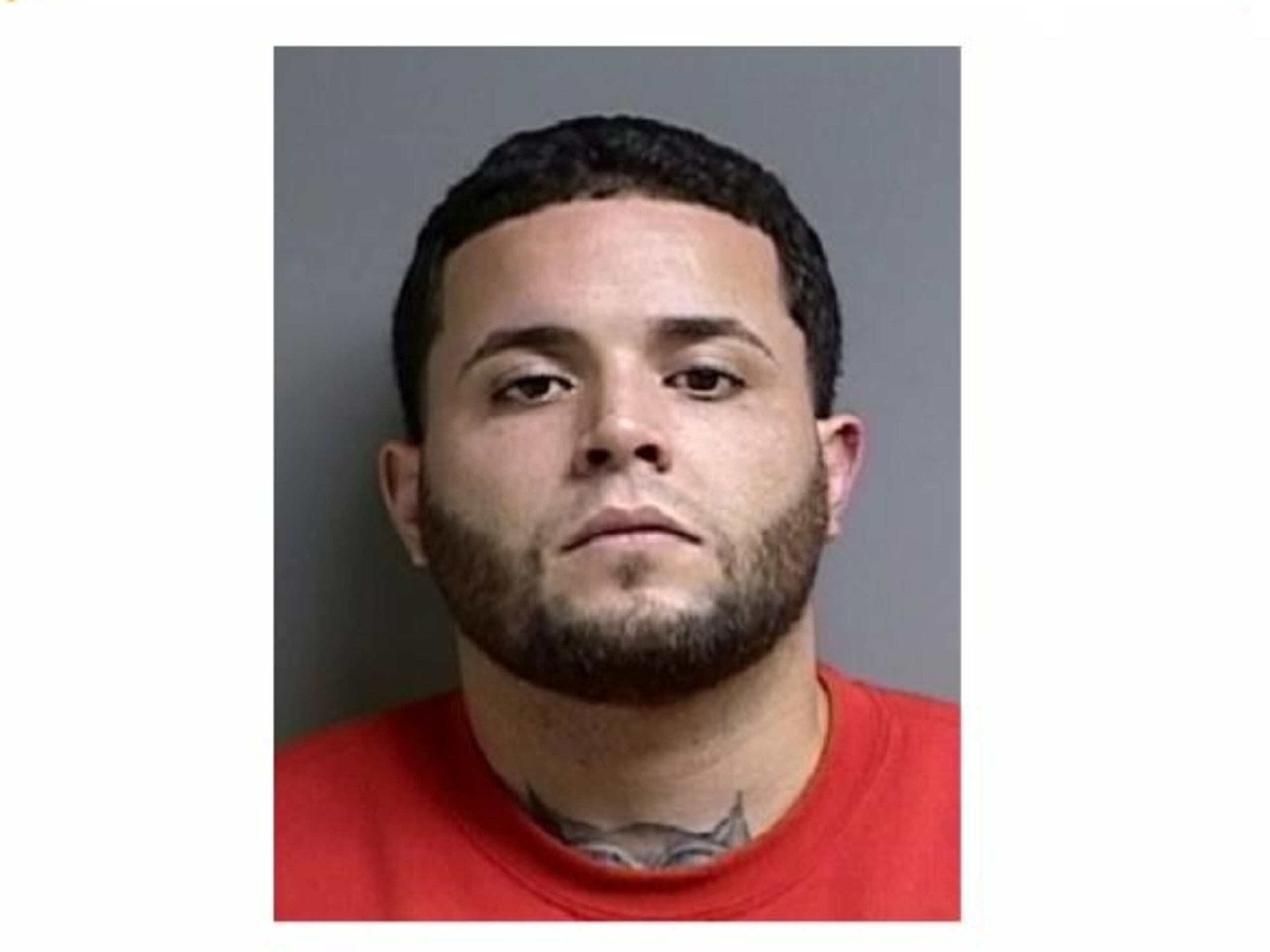 Las autoridades buscan al fugitivo Ángel L. Resto Mojica, si lo ha visto llame a los teléfonos (787) 793-0457, (787) 744-0322 extensión 1601, o la línea confidencial del Negociado de la Policía de Puerto Rico (787) 343-2020.