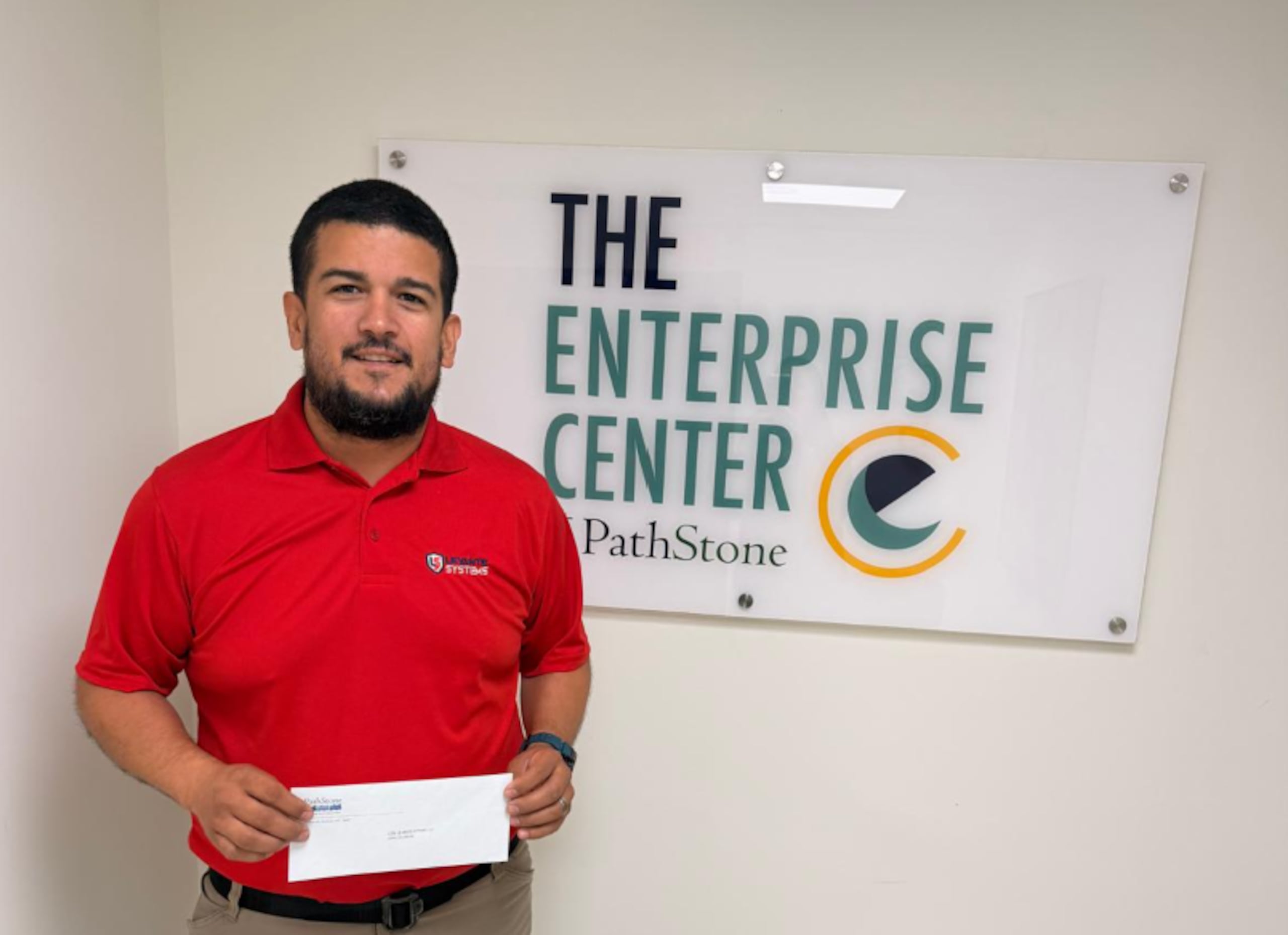 Edward Vázquez ha recibido ayuda de The Enterprise Center at PathStone, gracias a que un excompañero de escuela superior se lo recomendó.