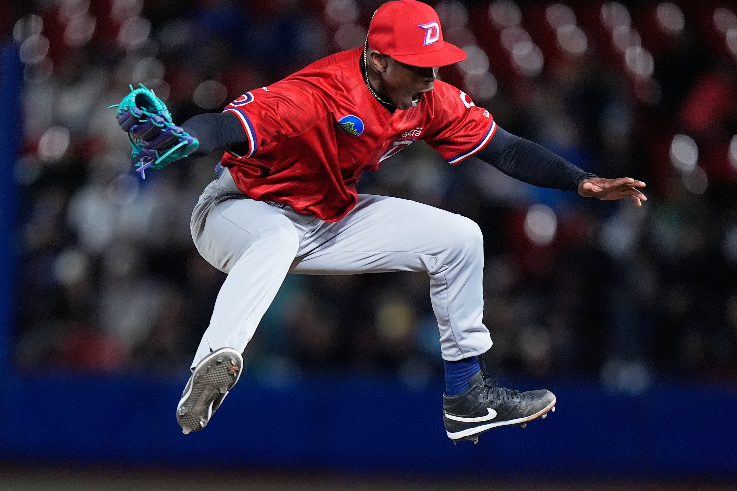 Jefry Yan, lanzador de República Dominicana, reacciona después de un ponche frente a México Rojo durante el juego de béisbol de la primera jornada de la Serie del Caribe, el domingo 1 de febrero de 2026, en Guadalajara, México. (AP Foto/Fernando Llano)