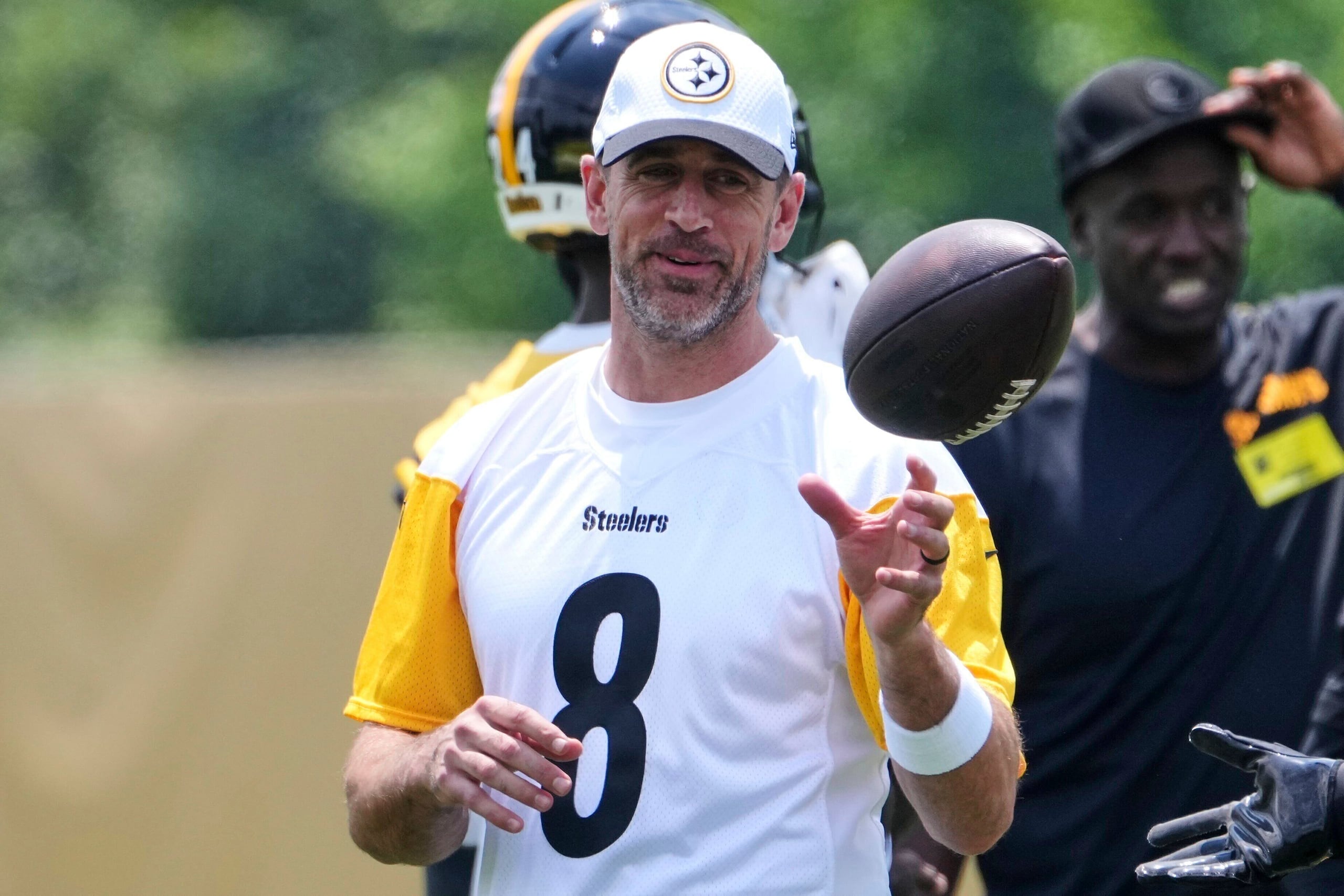 Aaron Rodgers, quarterback de los Steelers de Pittsburgh, participa en un entrenamiento el martes 10 de junio de 2025.