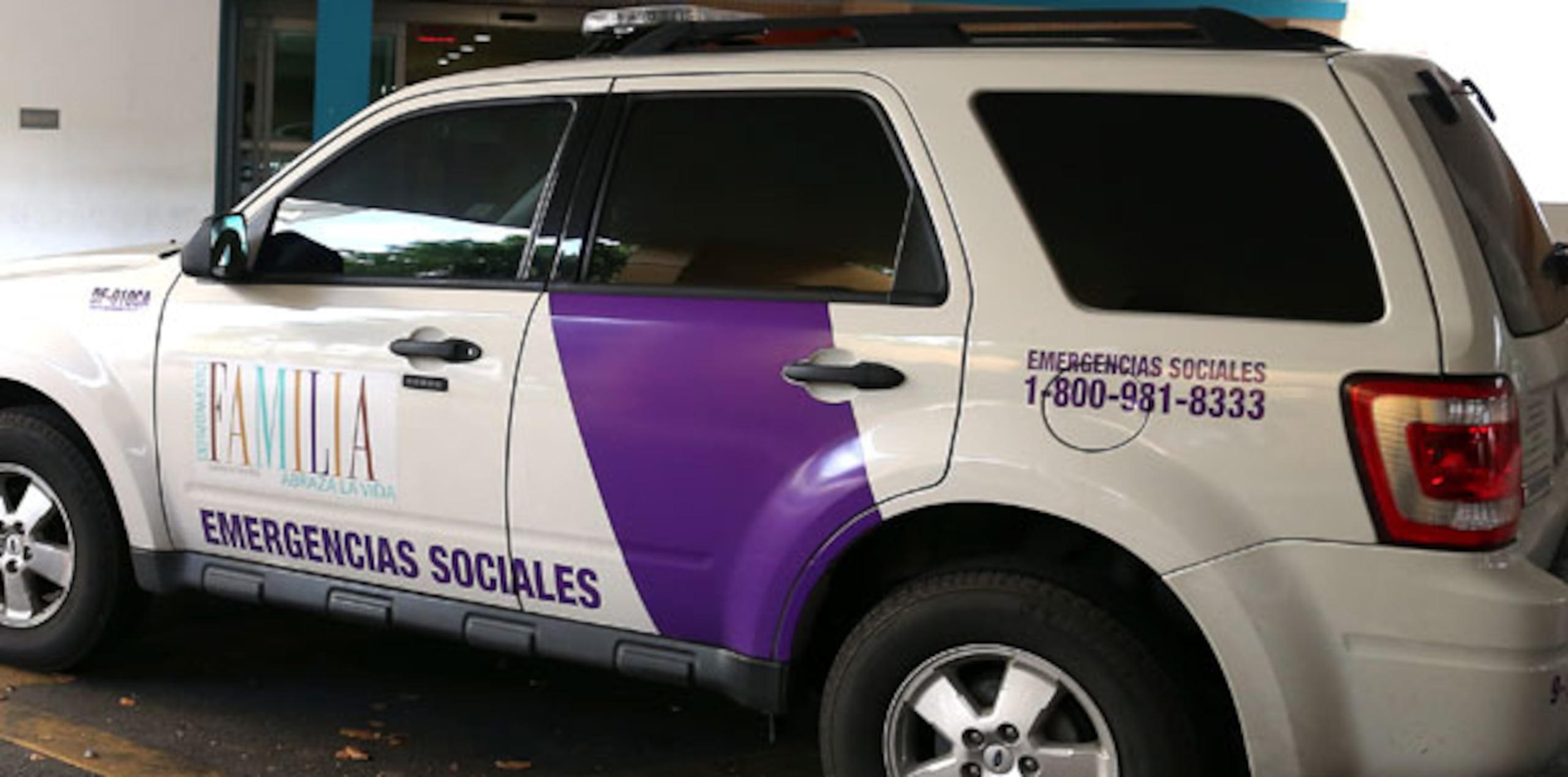 El informe policiaco, distribuido en la tarde de ayer, jueves, detalla que el vehículo era una guagua Ford Escape, del año 2012, asignada al Departamento de La Familia. (Archivo)