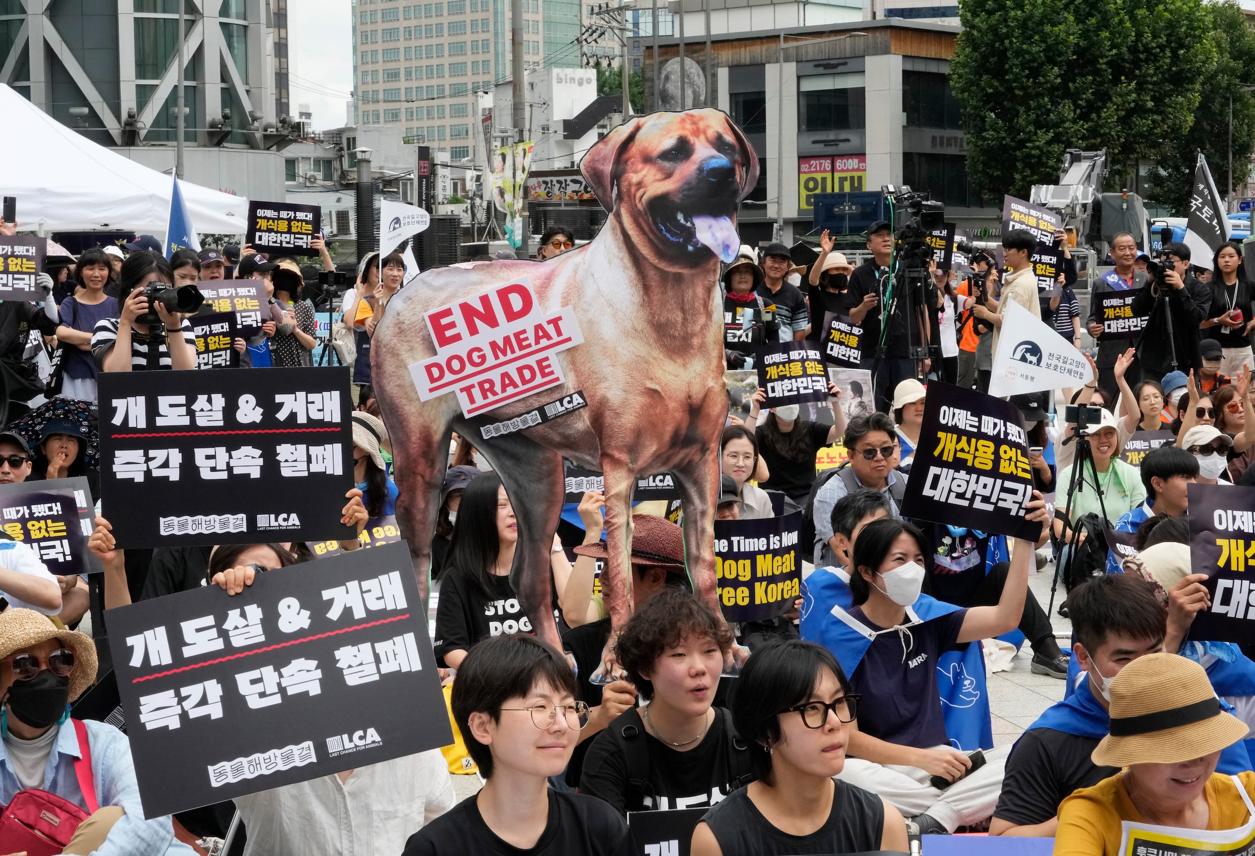 En esta imagen de archivo, activistas por los derechos de los animales, durante una concentración contra la práctica cultural surcoreana de comer carne de perro, en Seúl, Corea del Sur.
