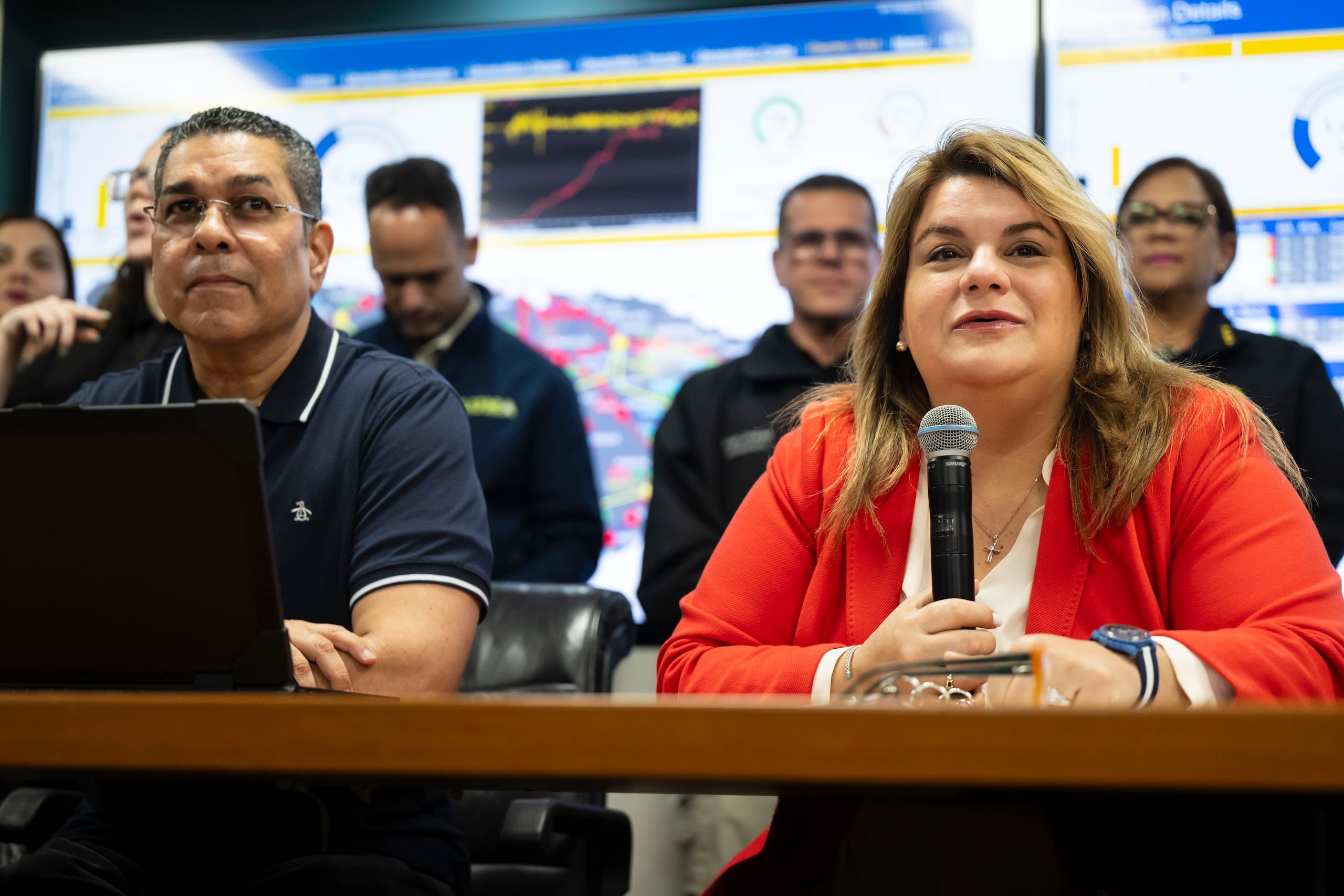La gobernadora Jenniffer González, junto el Zar de Energía, ingeniero Josué Colón. (Archivo / GFR Media)