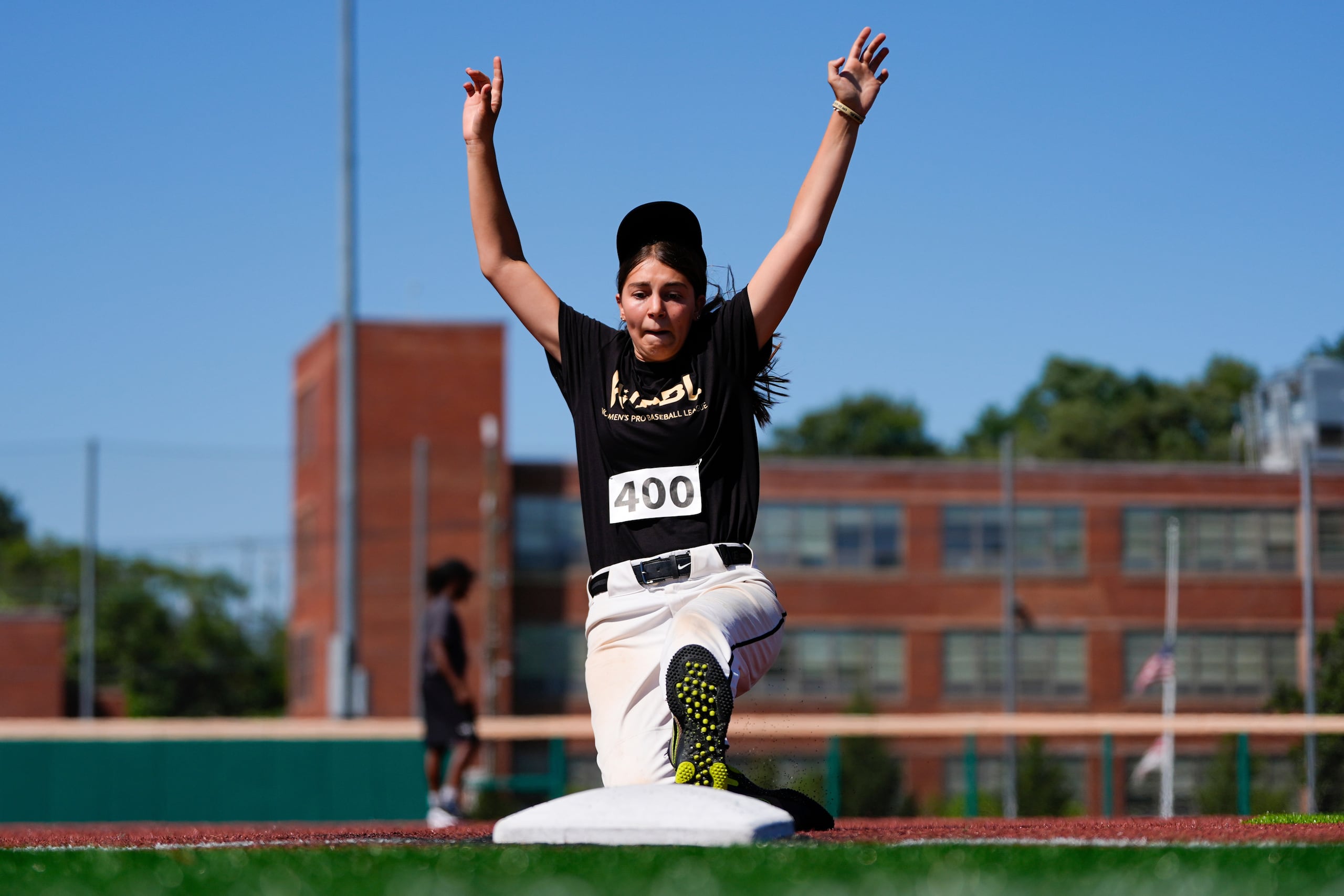 Shalvah Lazarus se desliza a tercera base durante el primer día de pruebas para la Liga Profesional de Béisbol Femenino.