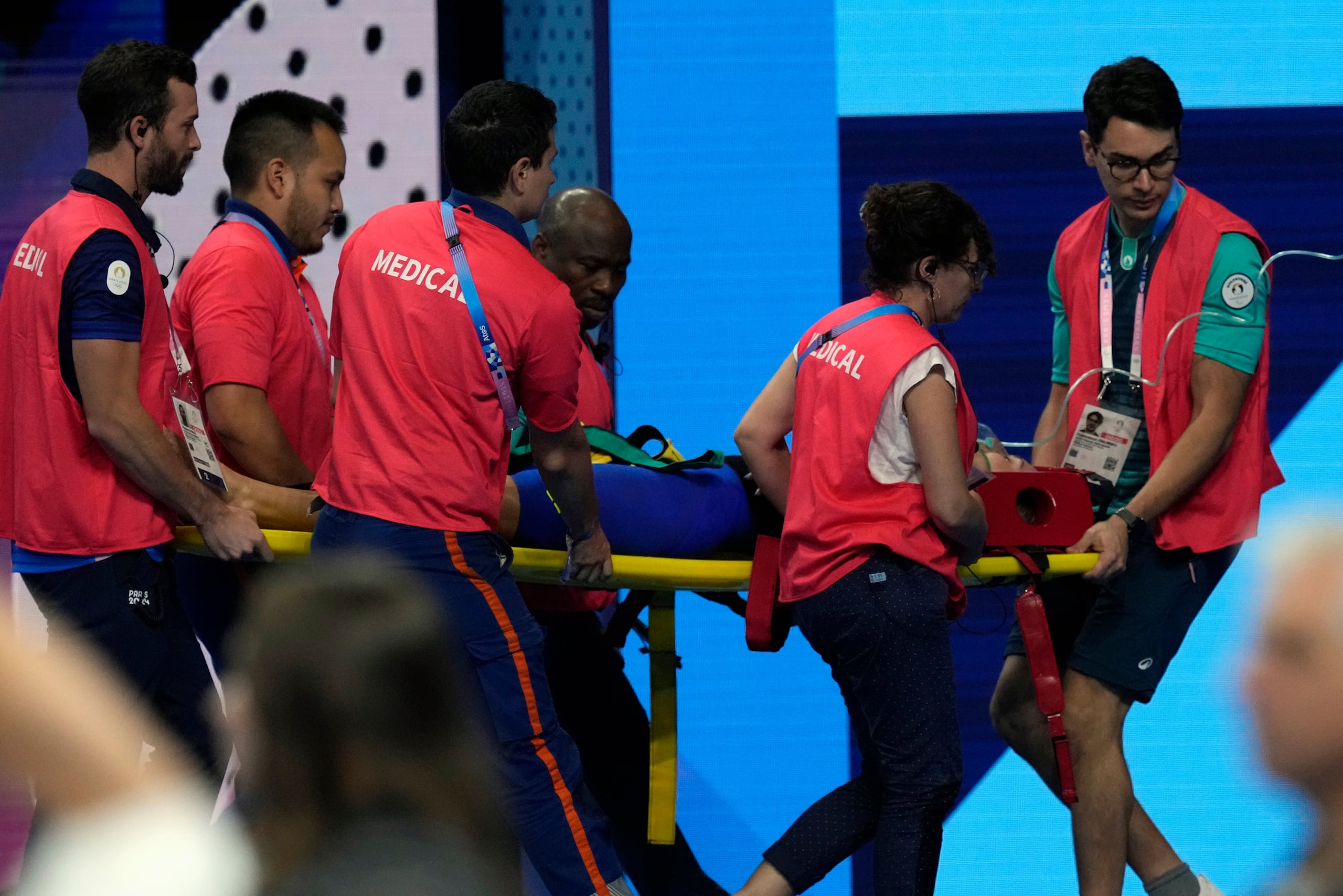 La eslovaca Tamara Potocka es sacada en camilla tras desmayarse al final de una eliminatoria de los 200 metros combinados de la natación de los Juegos Olímpicos de París.