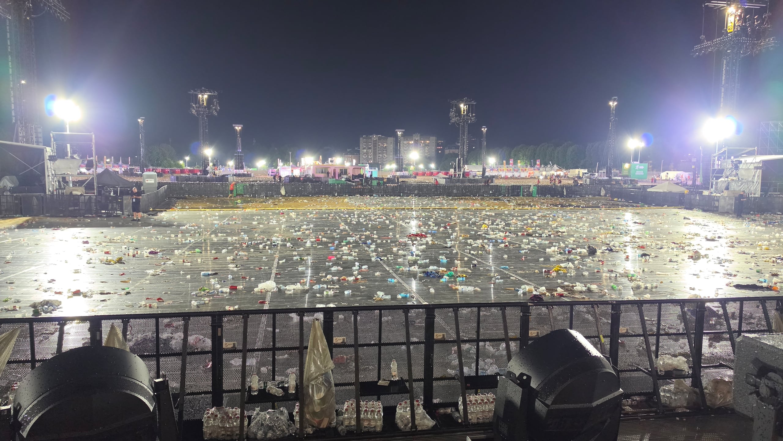 La fuerte lluvia y granizo provocó la suspensión del concierto, poco después de su inicio.