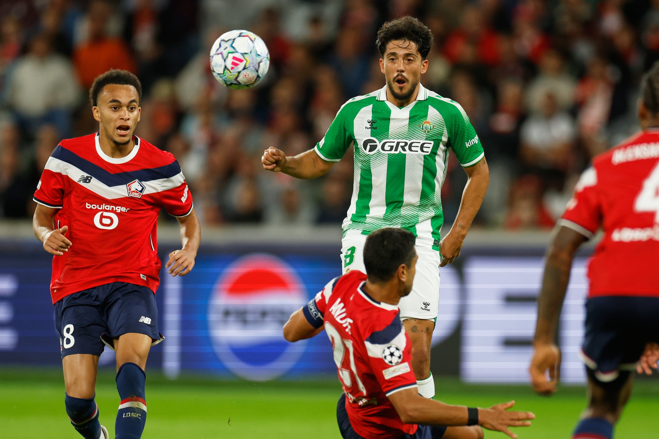Ethan Mbappe del Lille y Pablo Fornals del Real Betis en acción durante el encuentro de la Liga de Campeones el martes 8 de septiembre del 2026. (AP Foto/Jean-Francois Badias)