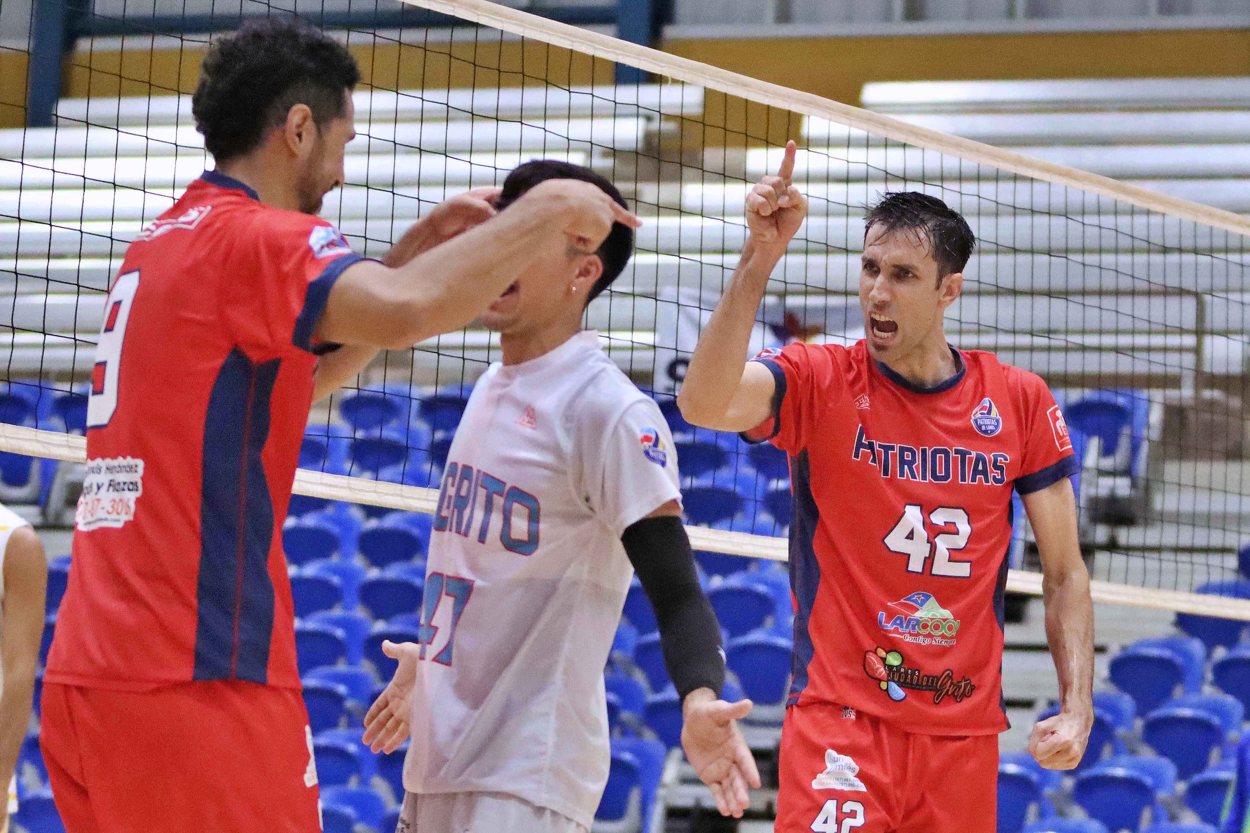 Los Patriotas de Lares celebran un punto durante un partido de la temporada 2025 de la LVSM.