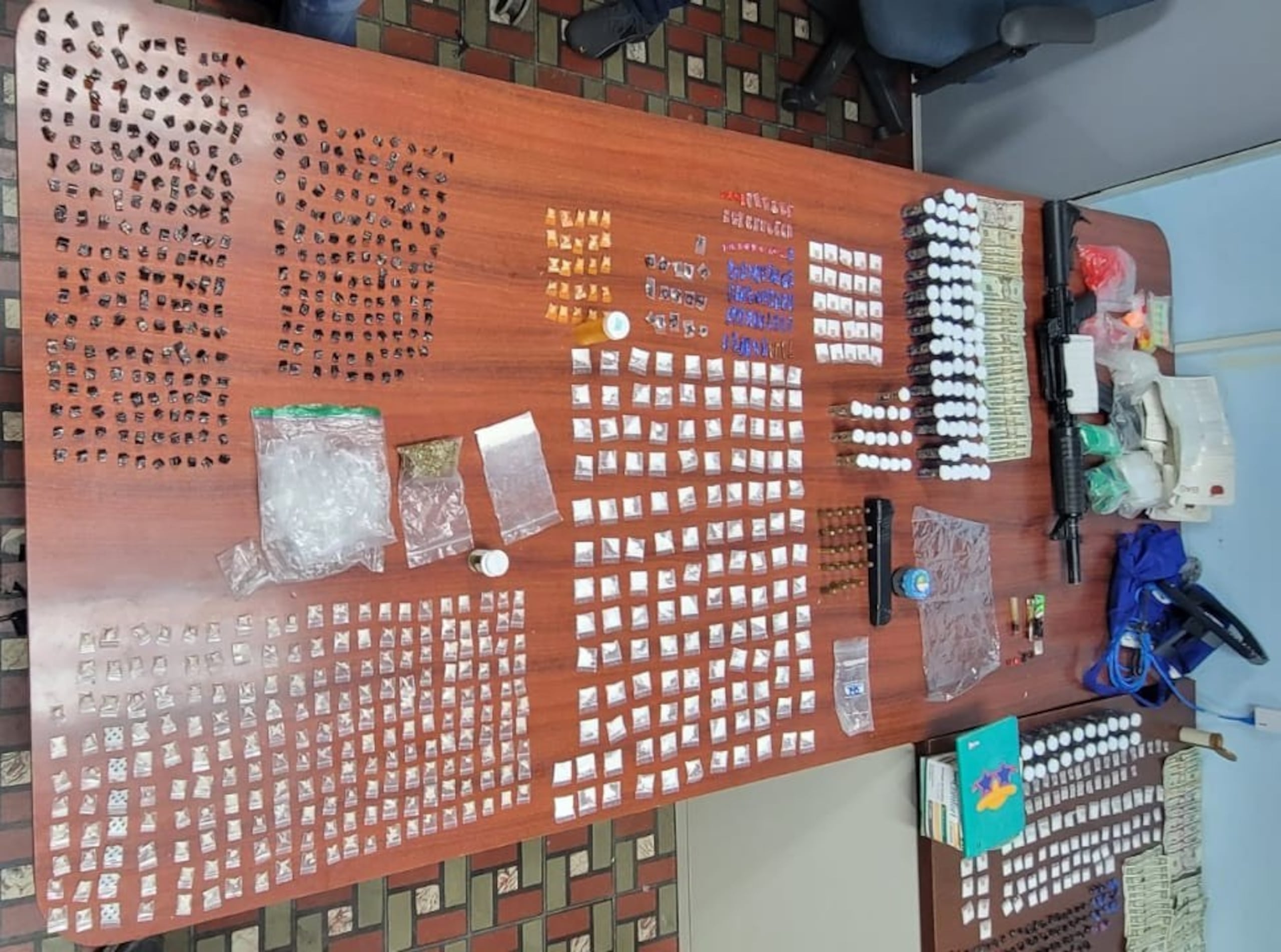 Evidencia confiscada en el operativo "Halloween" del Plan 100 x 35 en el Residencial Andrés Manuel Liceaga en San Sebastián.