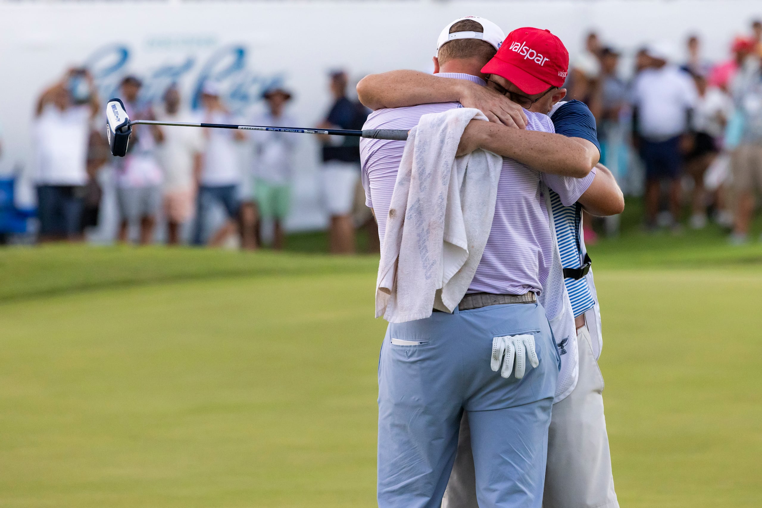 Brice Garnett abraza a su caddie al terminar el partido.