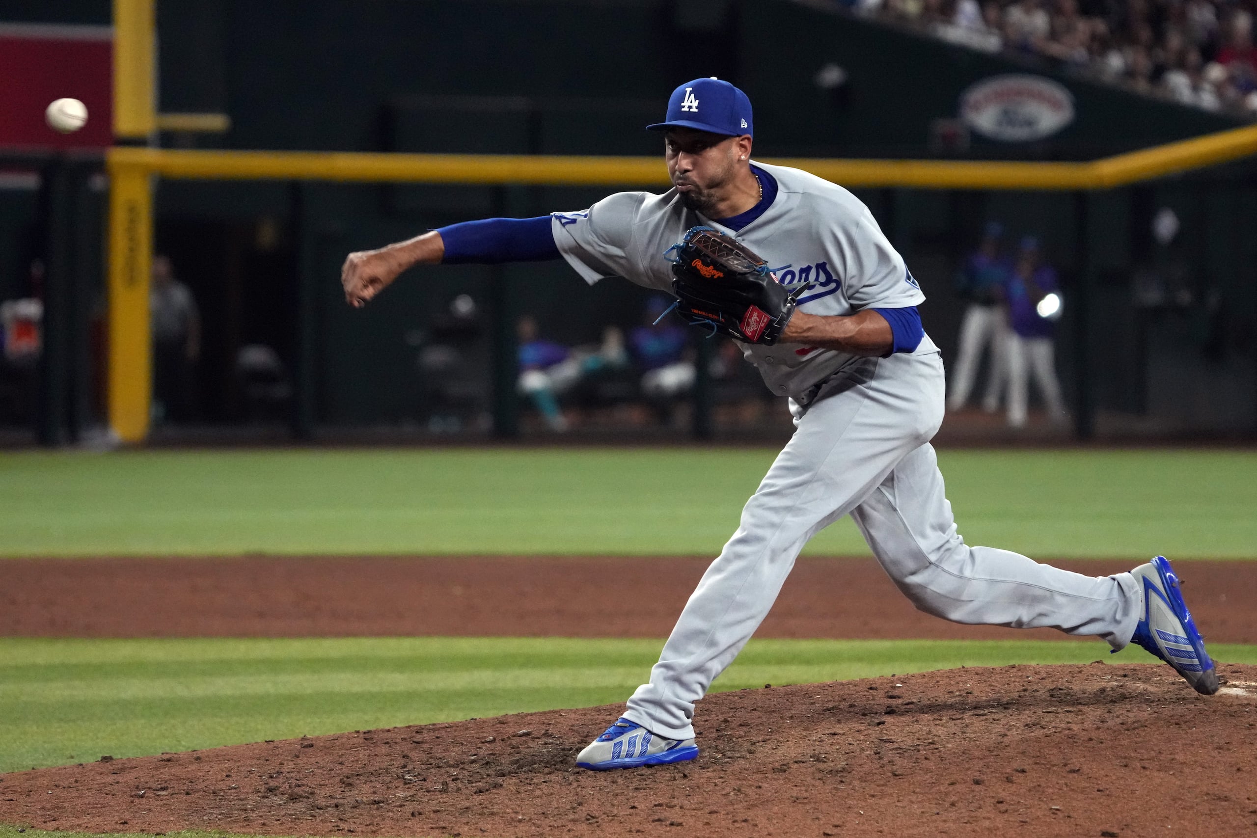 Edwin Díaz, de los Dodgers de Los Ángeles, lanza en un partido contra los Diamondbacks de Arizona.