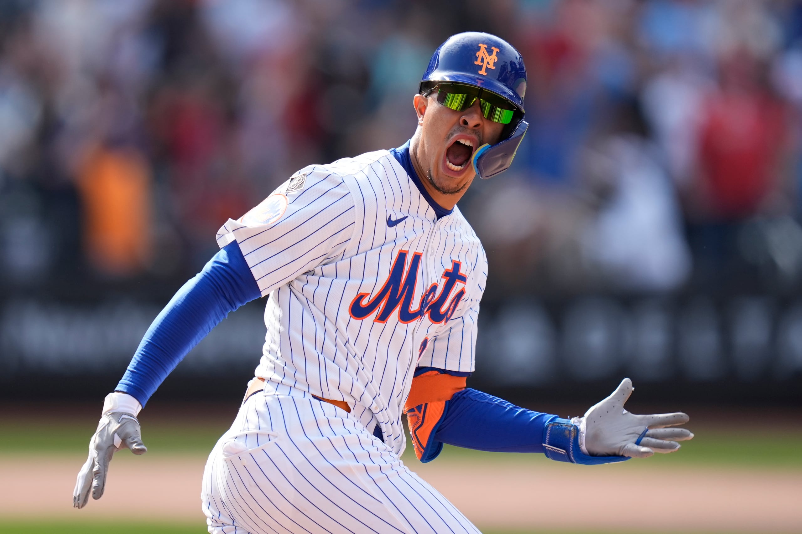 Mark Vientos, de los Mets de Nueva York, celebra al recorrer las bases tras su jonrón de la victoria en la 11ma entrada del juego ante Cardinals.