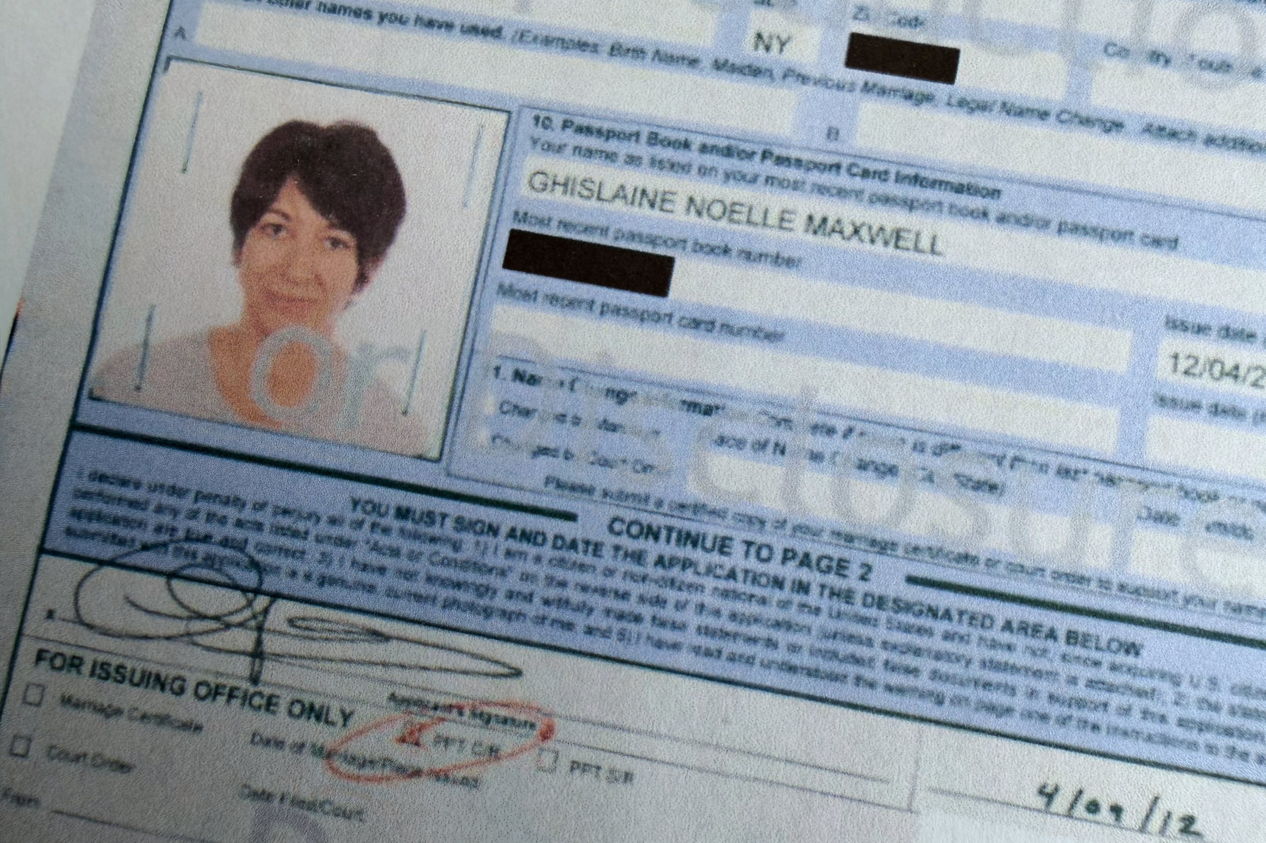 Un documento incluido en la publicación de los archivos Jeffrey Epstein por el Departamento de Justicia de EEUU, fotografiado el martes 3 de febrero de 2026, muestra la renovación del pasaporte de Ghislaine Maxwell, pareja de Epstein, en 2012. (Foto AP/Jon Elswick)