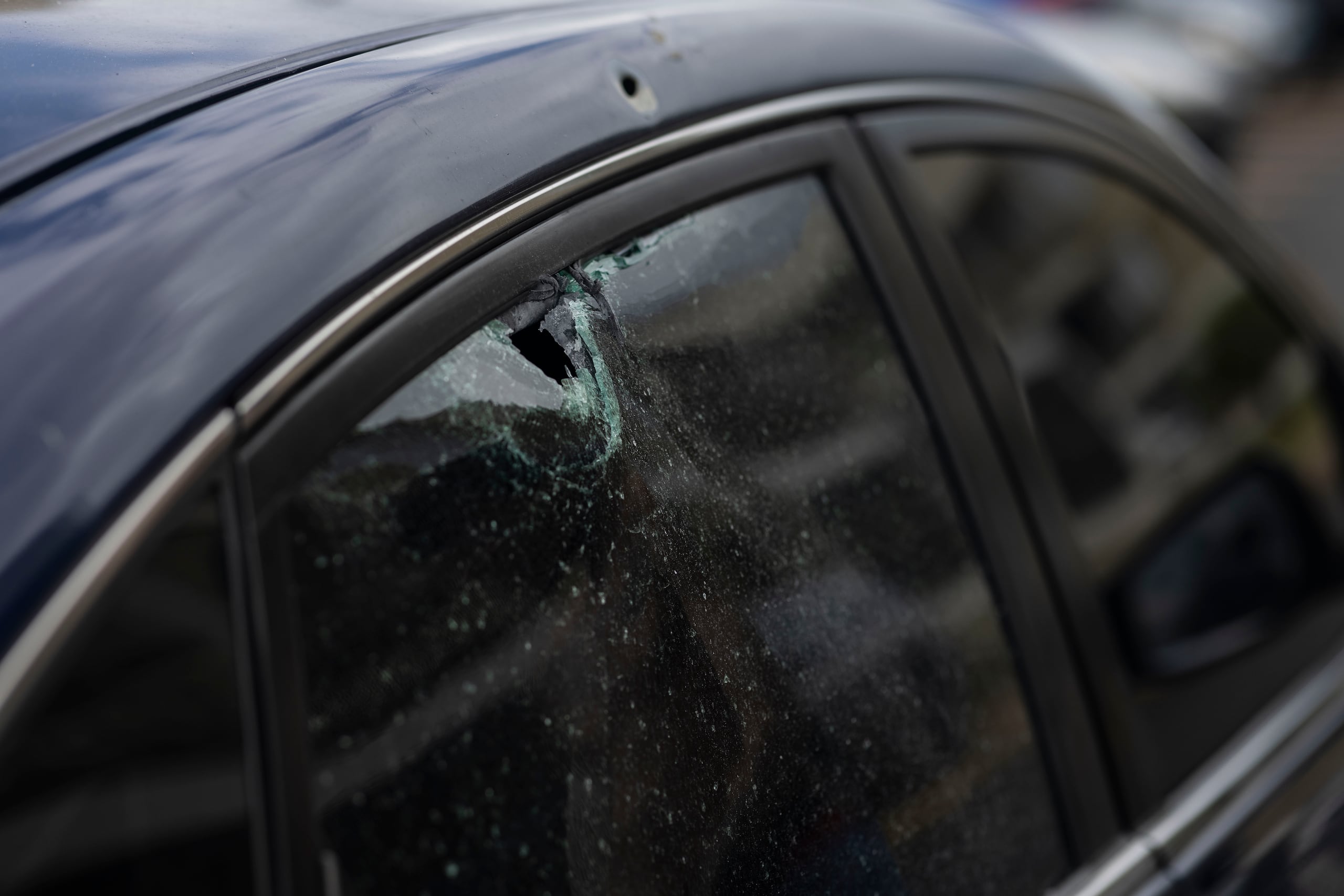 Un auto muestra signos de disparos. (Archivo / GFR Media)