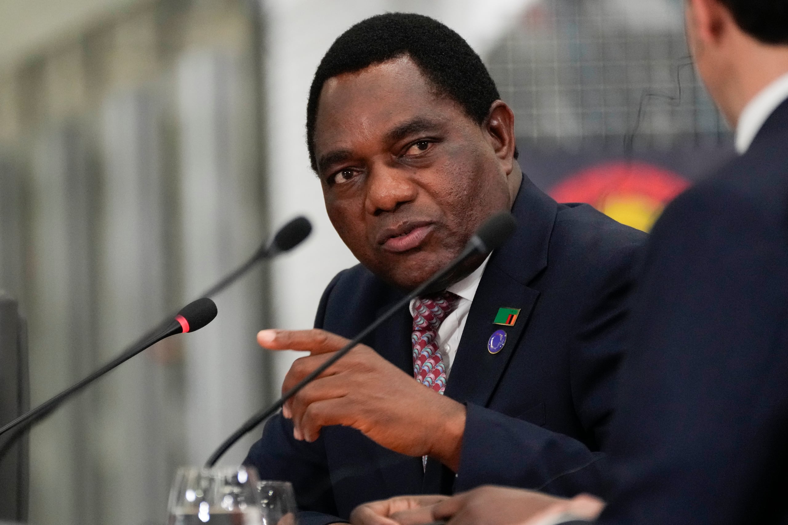 El vocero de la policía dijo que los sospechosos revelaron que habían acordado recibir un pago completo de 7,400 dólares para hacerle daño mediante brujería al presidente de Zambia, Hakainde Hichilema.