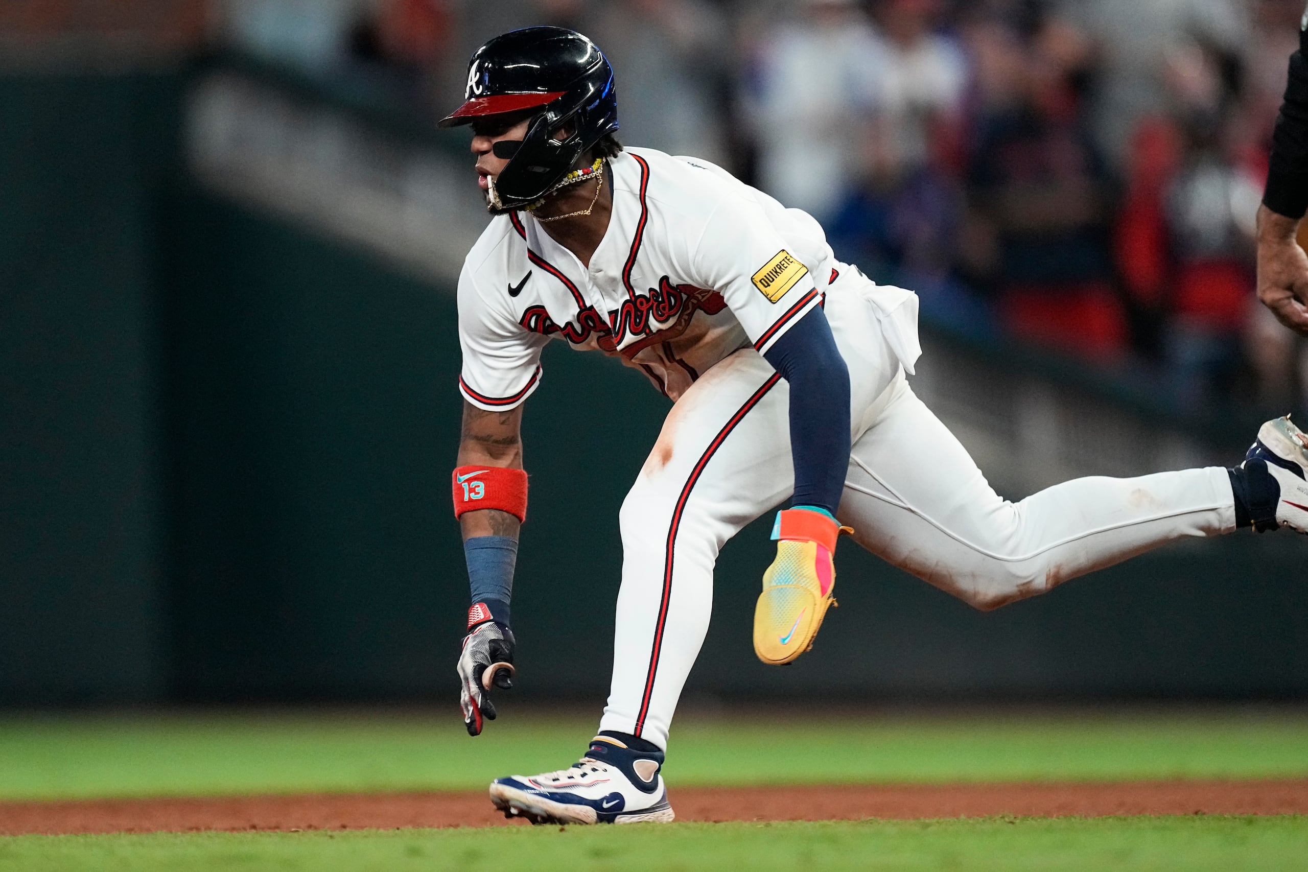 El venezolano Ronald Acuña Jr. mientras se roba la intermedia en el décimo capítulo del juego ante los Cubs de Chicago.