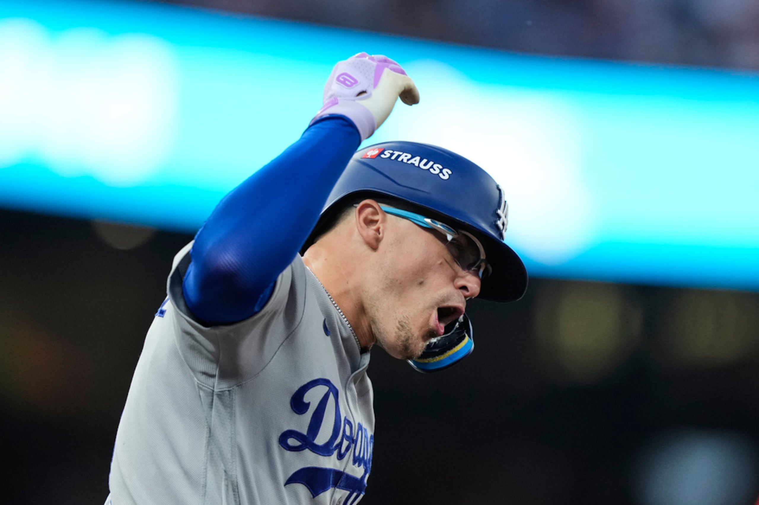 Enrique Hernández, de los Dodgers de Los Ángeles, celebra su cuadrangular de dos carreras durante la cuarta entrada en el Juego 3 de la Serie Divisional de la Liga Nacional de Béisbol contra los Bravos de Atlanta, el 6 de octubre de 2026, en Atlanta.