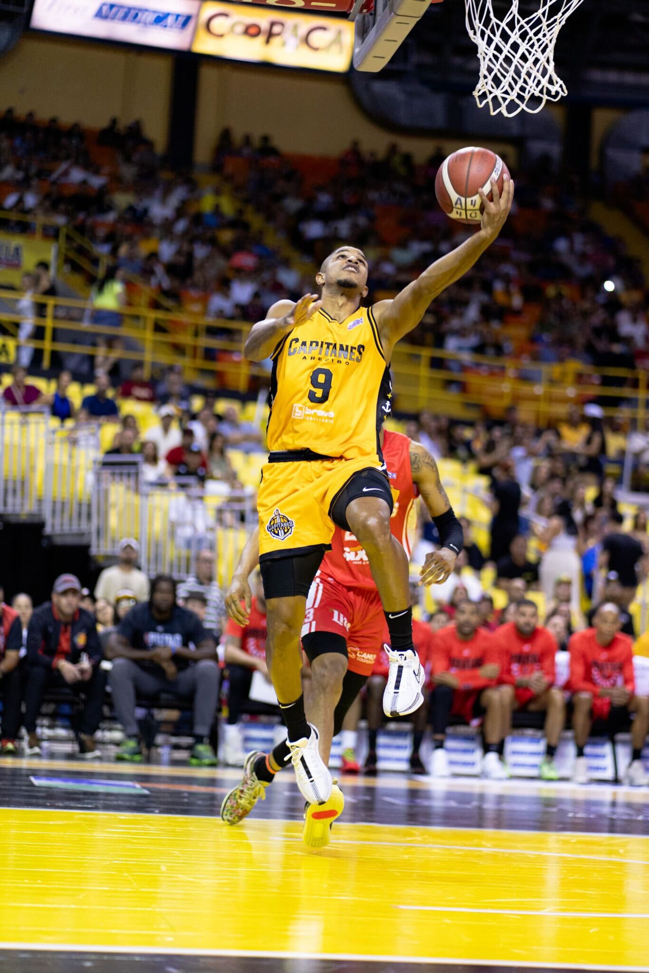 Alfonso Plummer anotó 17 puntos en su debut con los Capitanes de Arecibo.