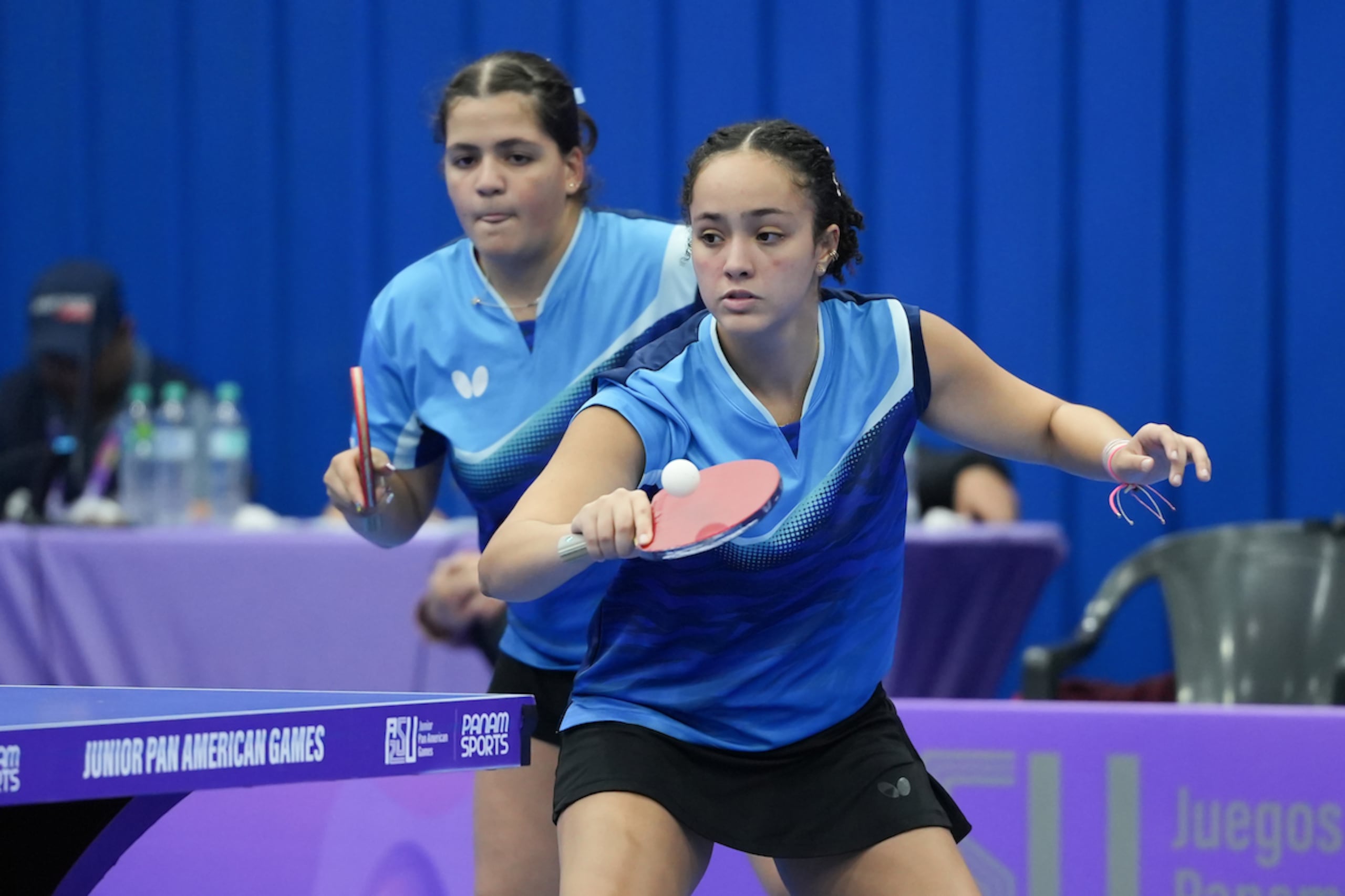 Edmarie León y Kristal Meléndez ven acción en la fase del tenis de mesa por equipos en los Juegos Panamericanos Junior.