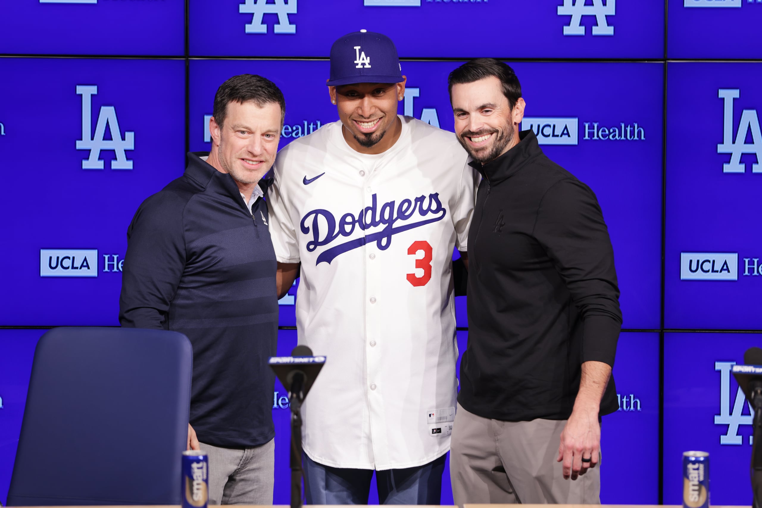 Edwin Díaz posa junto a Brandon Gomes (derecha), gerente general y Andrew Friedman, presidente de operaciones de béisbol de los Dodgers.