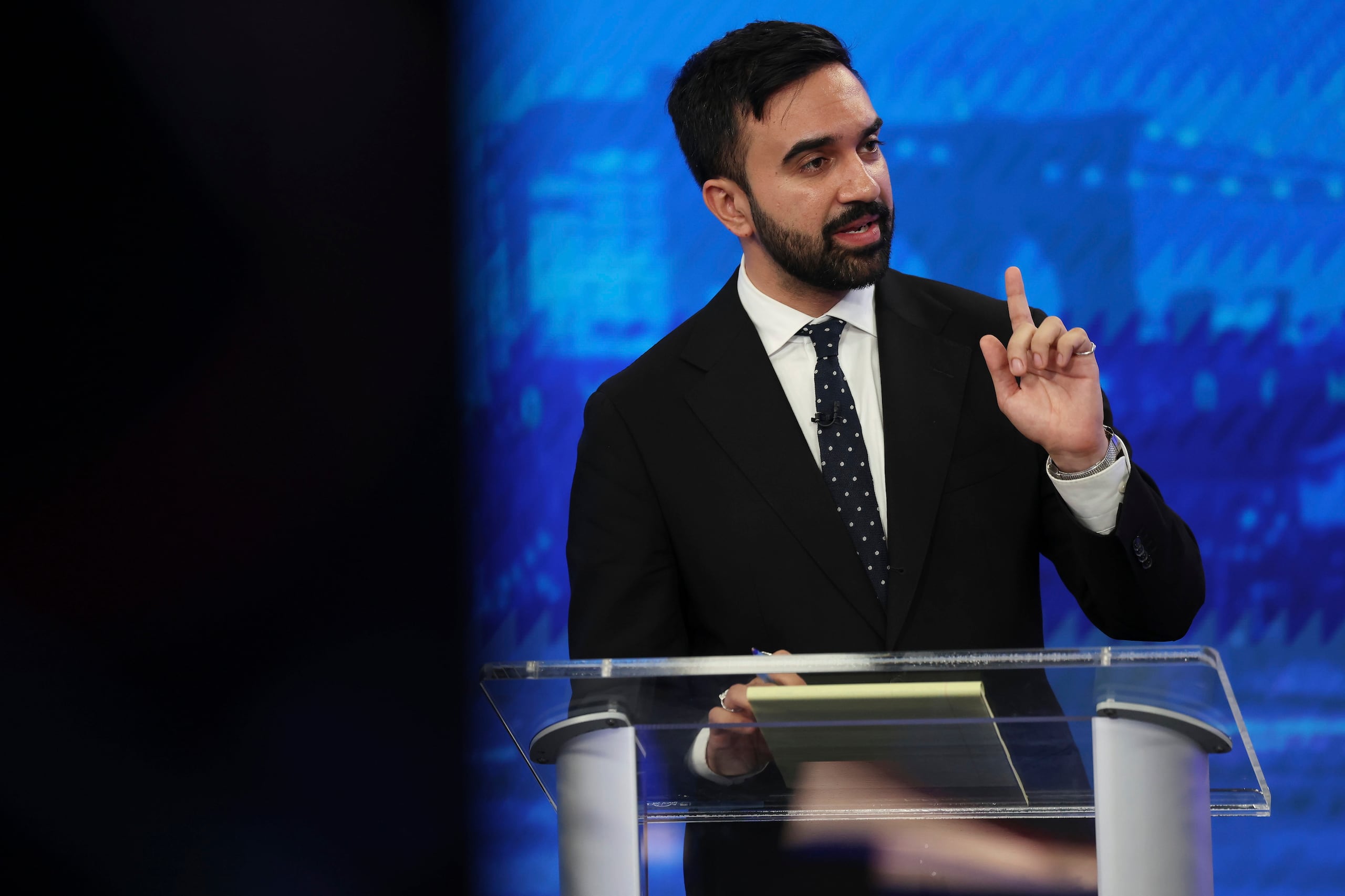 Zohran Mamdani. se impuso anoche al exgobernador de Nueva York, Andy Cuomo, en la primaria demócrata por la alcaldía neoyorquina.