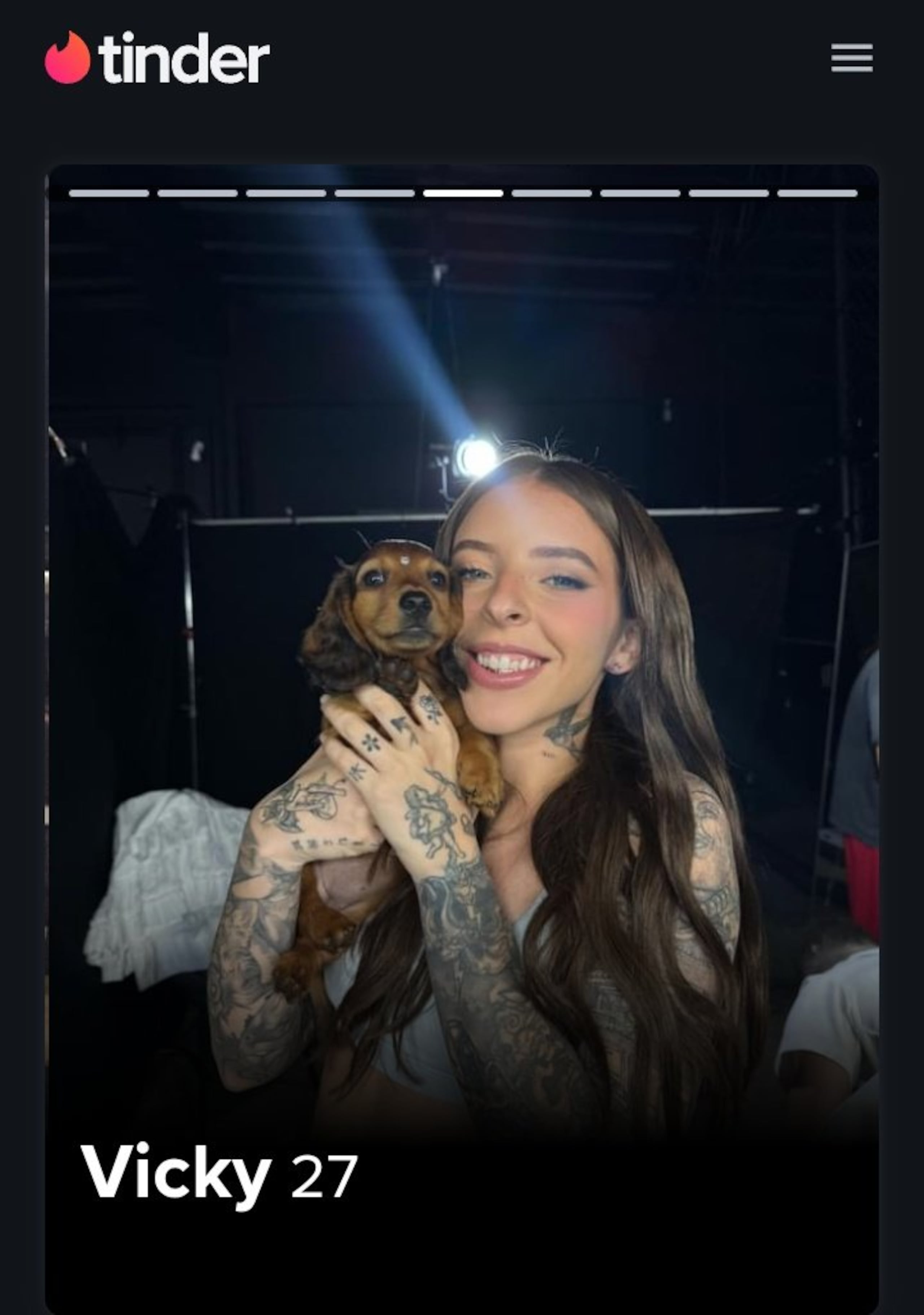 La cantante urbana aparece en la popular aplicación de citas bajo el nombre de "Vicky".