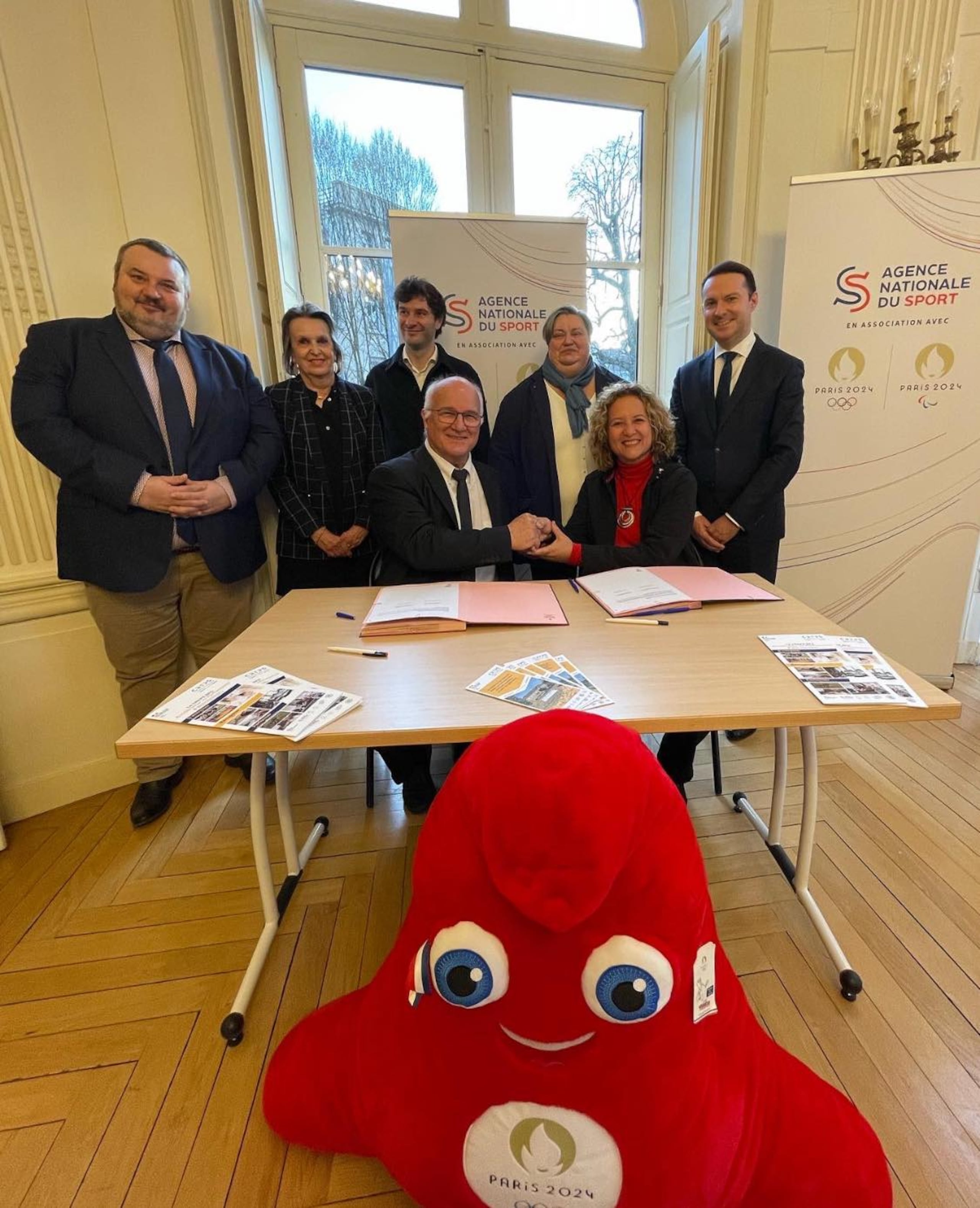 La presidente del Copur, Sara Rosario, se entrecha de manos con el personal del centro de entrenamientos CREPS en Francia luego de que ambas parte acordaran el uso de la instalación para la delegación de Puerto Rico hacia los Juegos París 2024.