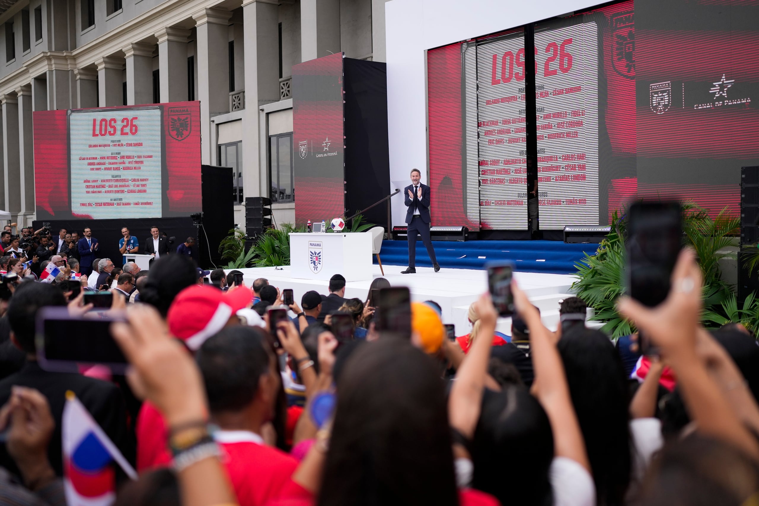 El seleccionador de Panamá, Thomas Christiansen, saluda durante el evento de anuncio de los jugadores escogidos para el Mundial.