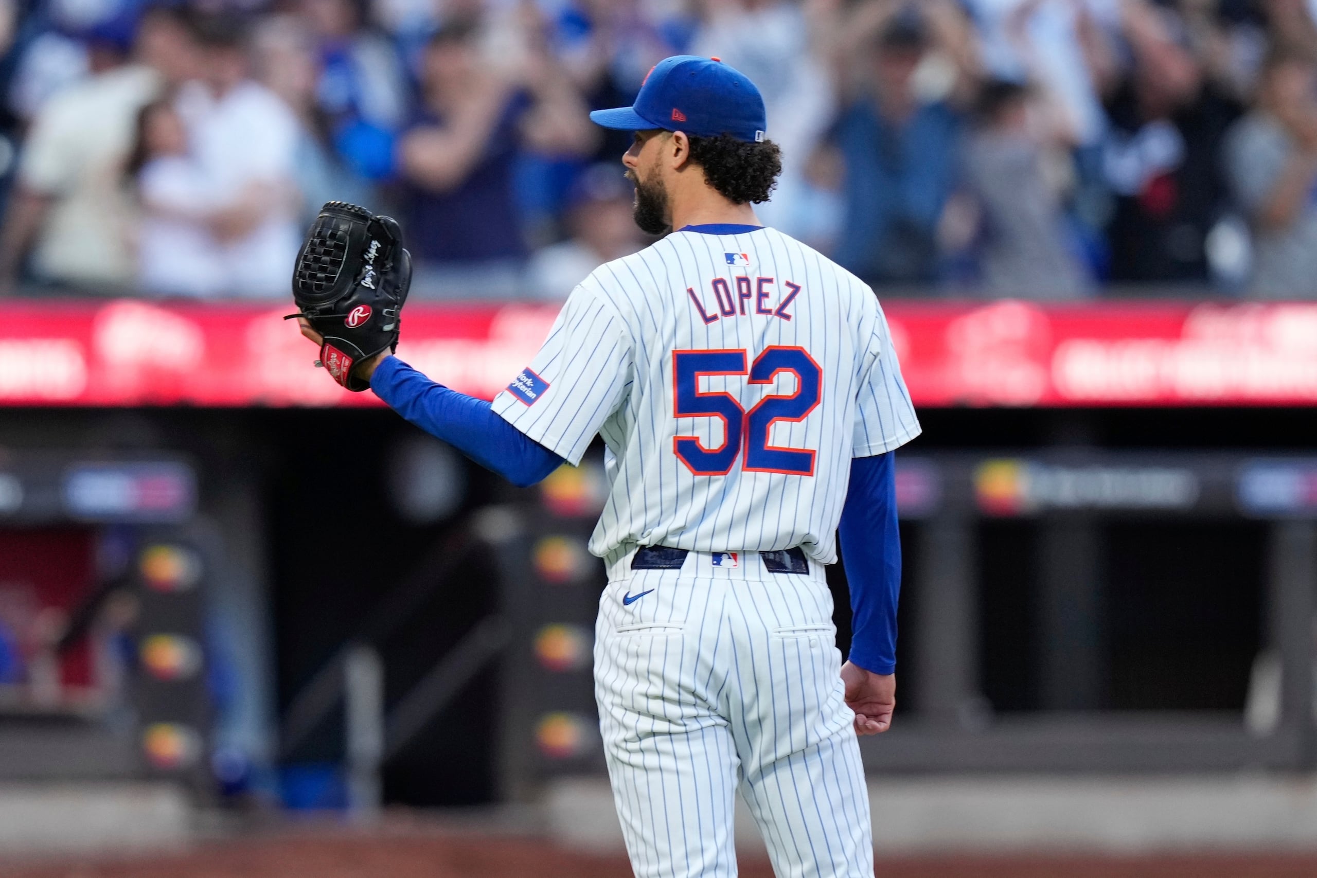 El lanzador de los Mets, Jorge López, reacciona después de un cuadrangular de dos carreras del japonés Shohei Ohtani, de los Dodgers de Los Ángeles.