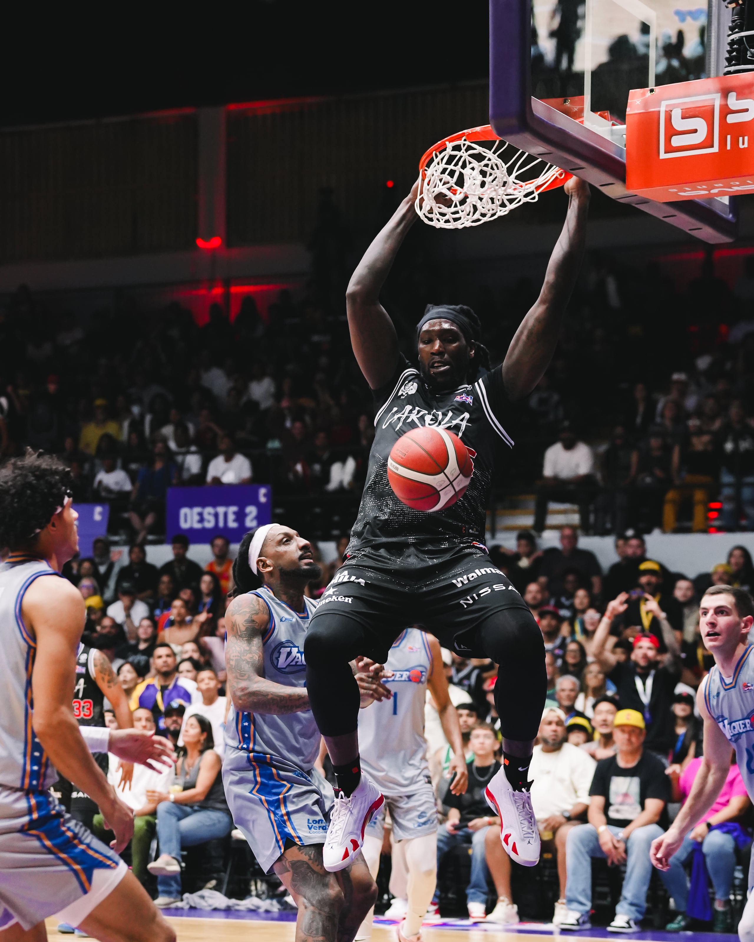 Montrezl Harrell donquea el balón por los Gigantes.
